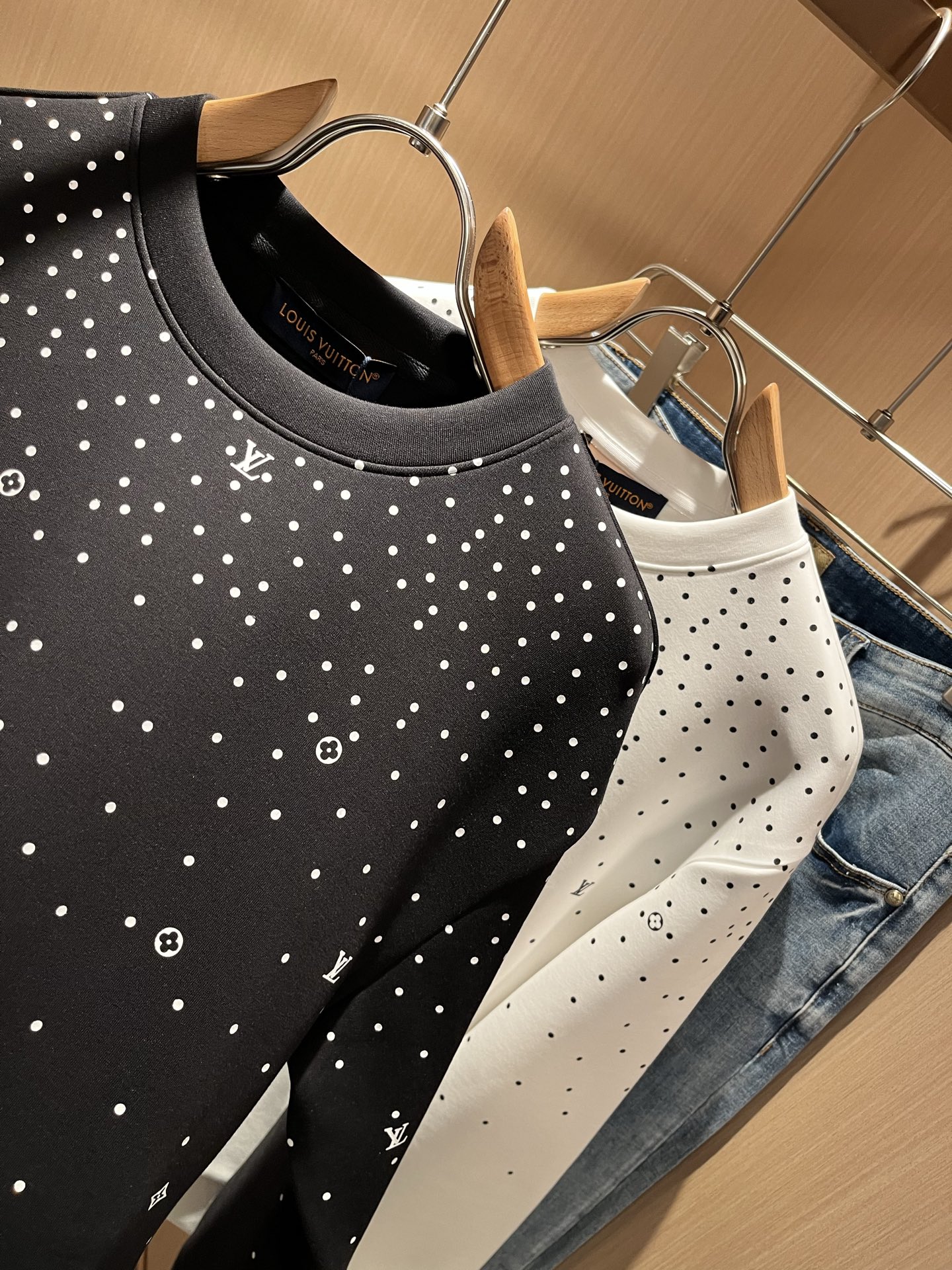 LouisVuitt*路易*登 2025秋冬全新系列单品上线，非常时髦前卫的一款男女同款👫长袖卫衣，胸前