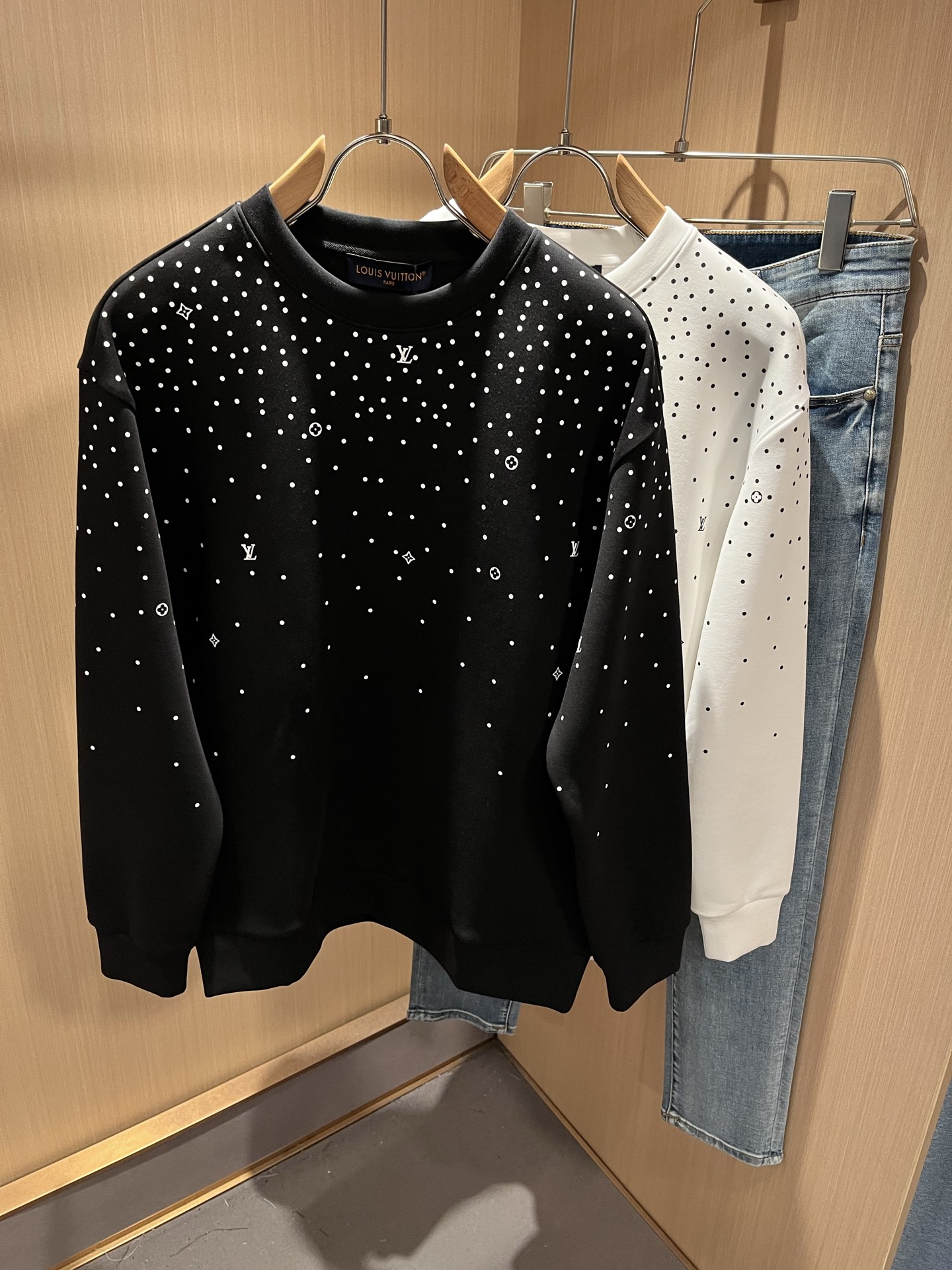 LouisVuitt*路易*登 2025秋冬全新系列单品上线，非常时髦前卫的一款男女同款👫长袖卫衣，胸前