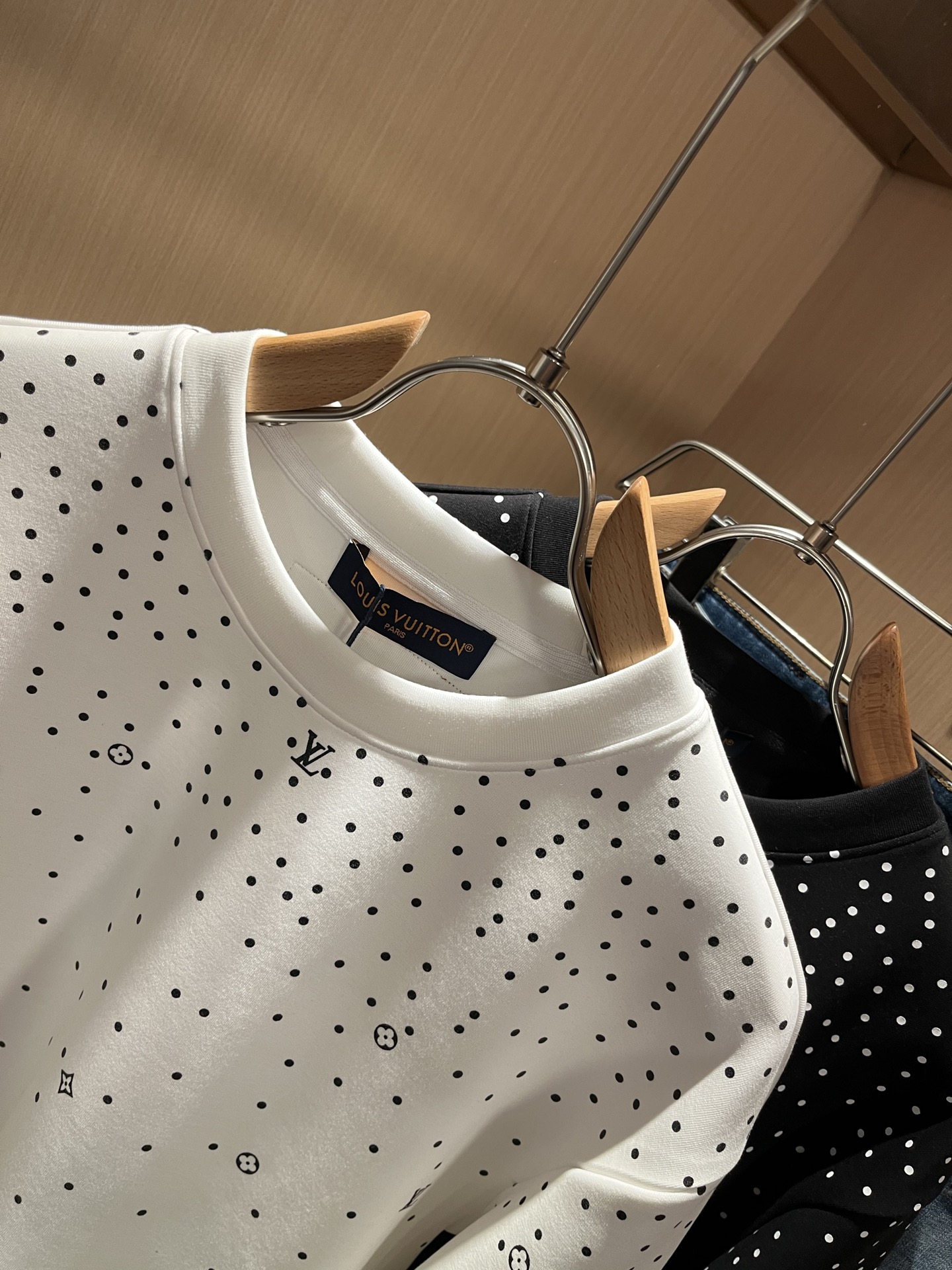 LouisVuitt*路易*登 2025秋冬全新系列单品上线，非常时髦前卫的一款男女同款👫长袖卫衣，胸前