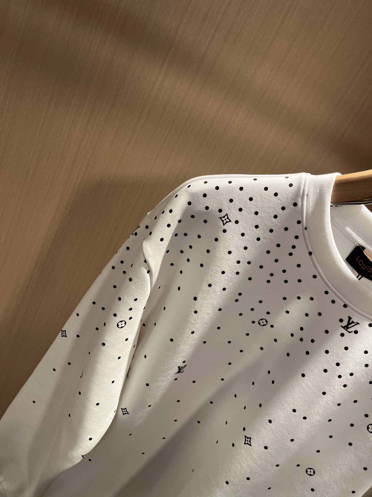 LouisVuitt*路易*登 2025秋冬全新系列单品上线，非常时髦前卫的一款男女同款👫长袖卫衣，胸前