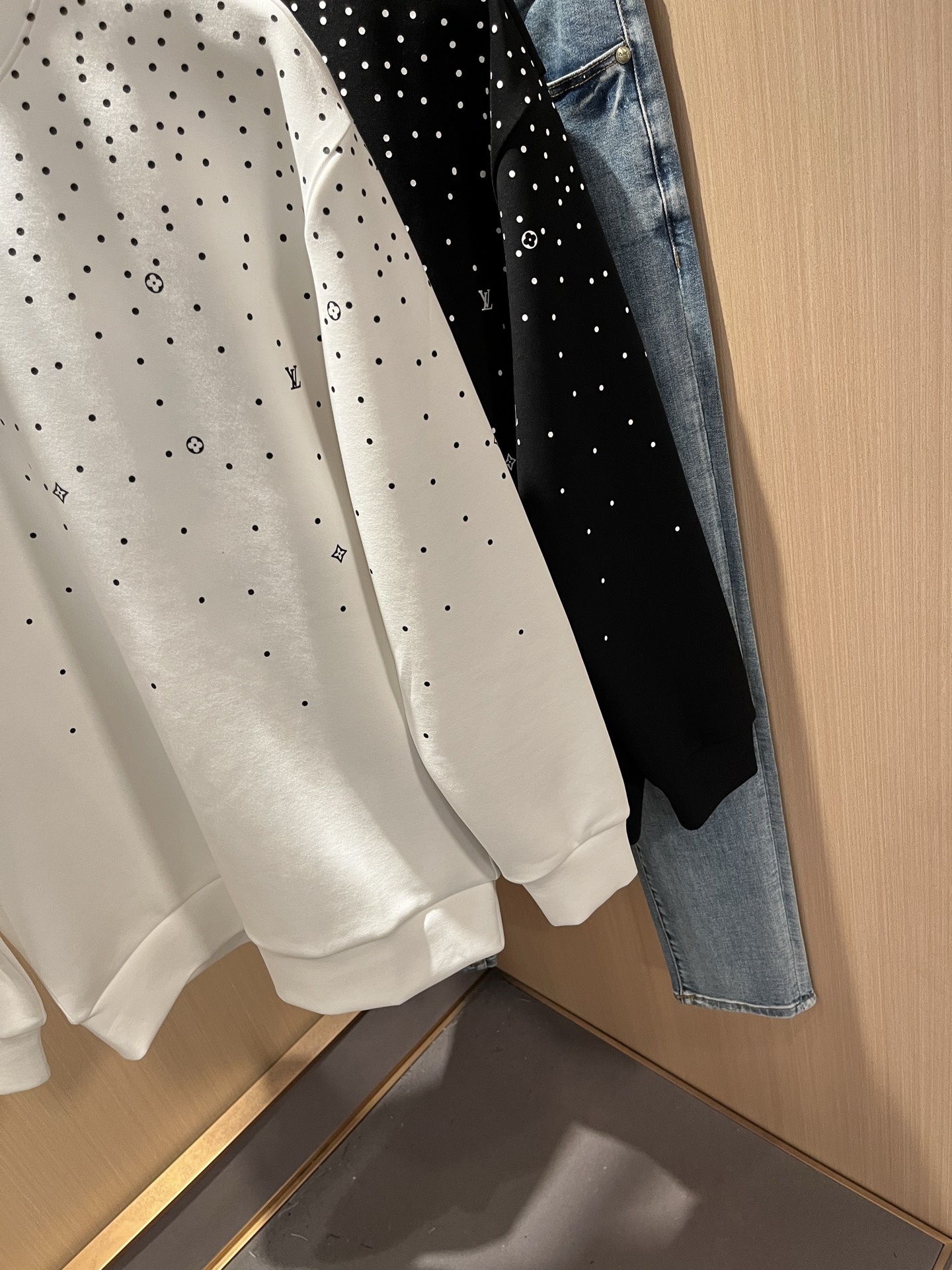 LouisVuitt*路易*登 2025秋冬全新系列单品上线，非常时髦前卫的一款男女同款👫长袖卫衣，胸前