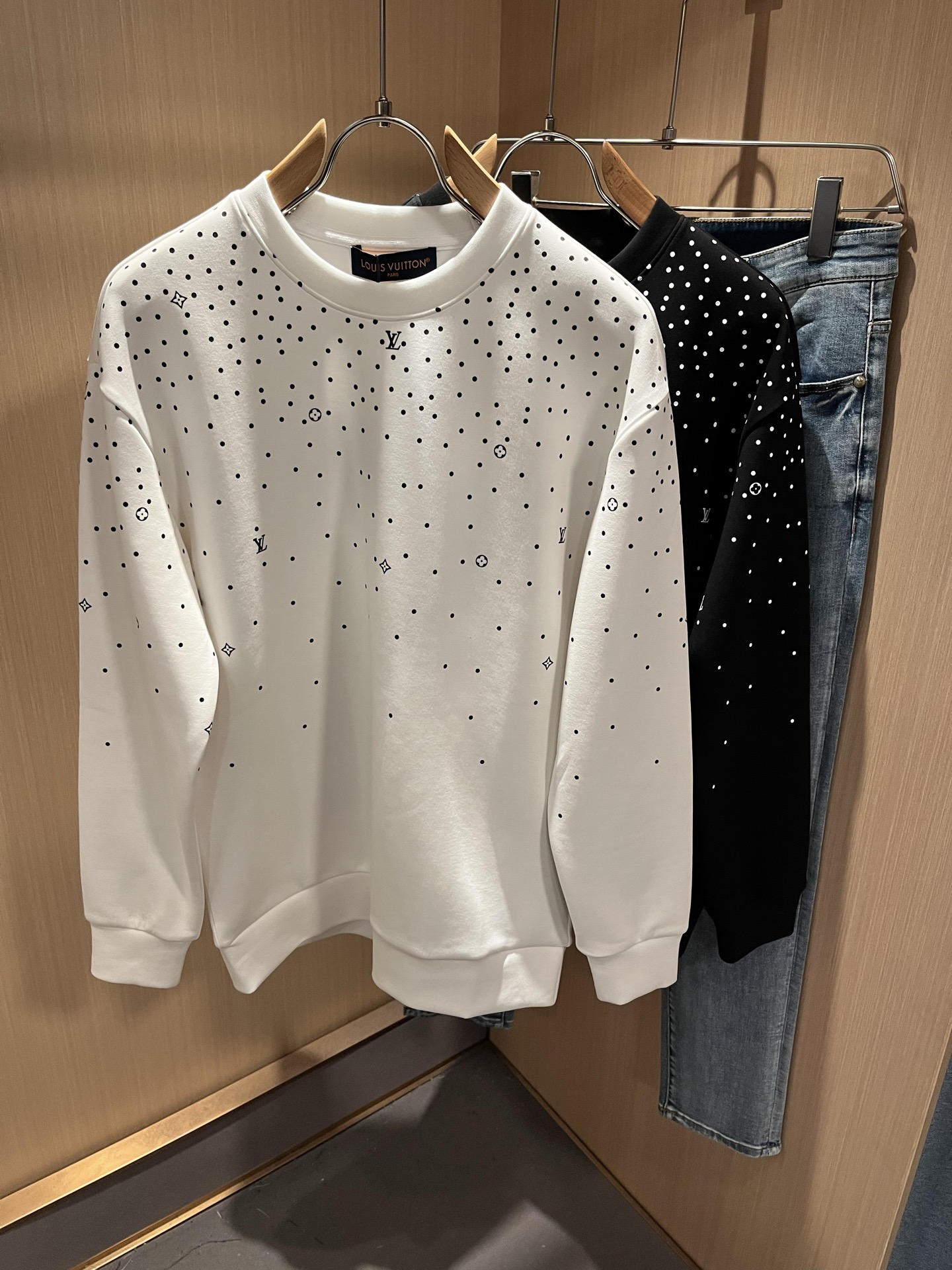 LouisVuitt*路易*登 2025秋冬全新系列单品上线，非常时髦前卫的一款男女同款👫长袖卫衣，胸前