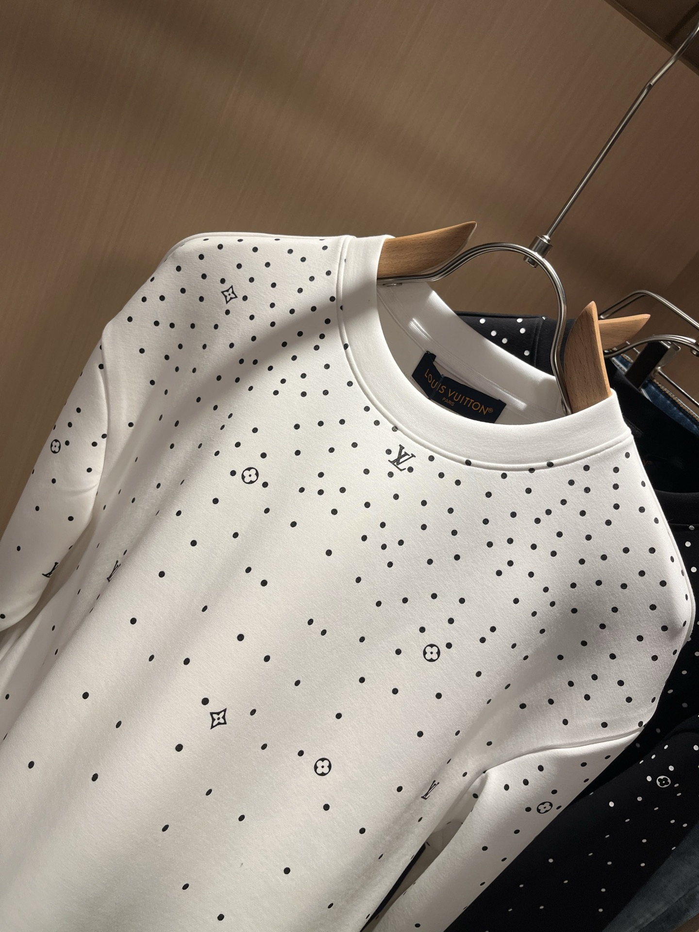 LouisVuitt*路易*登 2025秋冬全新系列单品上线，非常时髦前卫的一款男女同款👫长袖卫衣，胸前