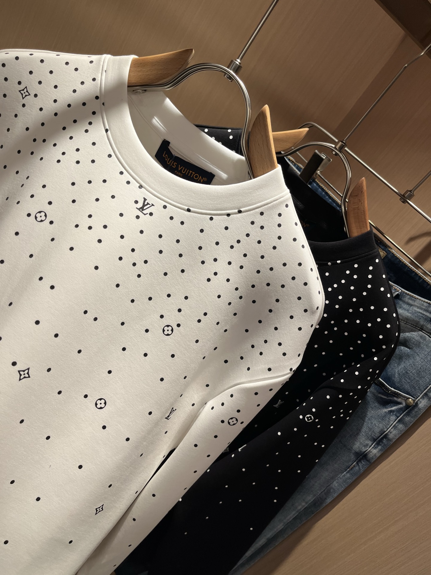 LouisVuitt*路易*登 2025秋冬全新系列单品上线，非常时髦前卫的一款男女同款👫长袖卫衣，胸前