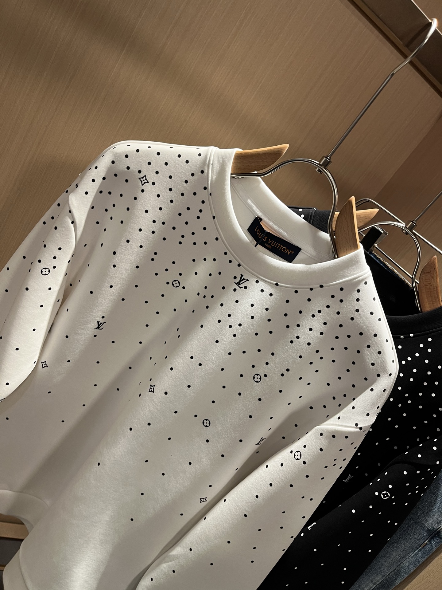 LouisVuitt*路易*登 2025秋冬全新系列单品上线，非常时髦前卫的一款男女同款👫长袖卫衣，胸前