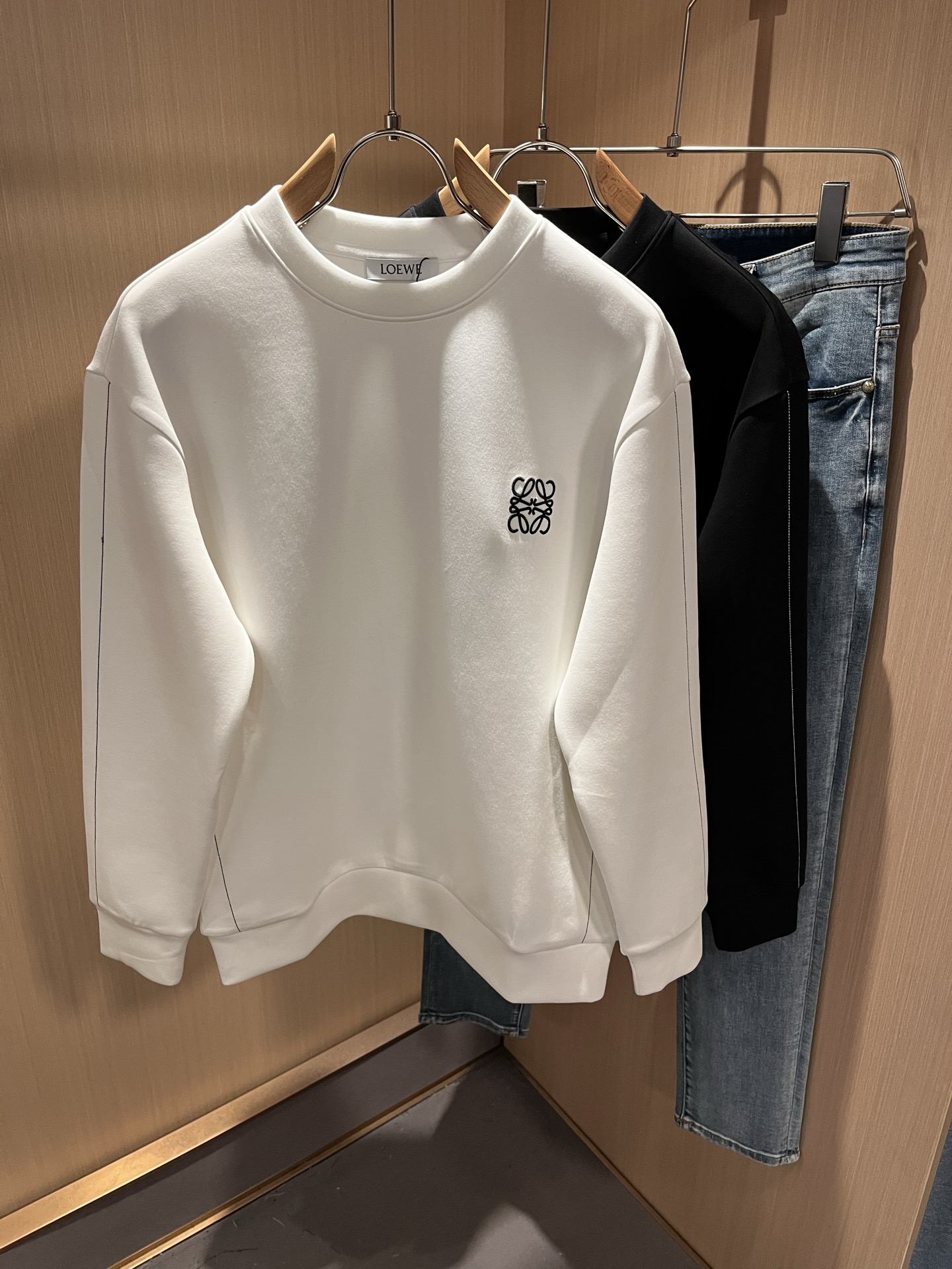 NO:522144,LOE*WE Luo*We 2025 autumn and winter men and women's same long-sleeved sweatshirt, original Italian order channel, very unique and high-end trendy style, logo embroidery design!  Couple custom original air cotton sweatshirt!  !  The latest fashion trends and popular products are here, and it is another simple and high-end fashion item. It is a fashion product with very high-end outfit charm. It is a must-have item for fashion trends!  Original Italian manufacturer channels, special-level orders, and released at the same time as Hong Kong, Macao and Taiwan buyers. This model is also the latest popular product of Luo Yiweijia this year and the most classic product. Its specifications and grades are beyond doubt!  !  The choice is very diverse, and it can be said that this model naturally has a fresh and natural feeling, showing the brand charm and high-end feeling. The texture of this model is very good, and the heavy weight and brilliant skin-friendliness that can be seen with hands are even better, and it is a complete enjoyment of wearing!  !  Size: S-XL, loewe, loewe, hoodie, sweatshirts, alexander wang19860909LOE*WE罗*威 2025秋冬男女同款长袖卫衣,意大利原厂订单渠道,极具个性高级潮风,标志logo刺绣设计！情侣款定制原版空气棉卫衣！！最新时尚潮流人气产物驾到,又是一款简约高级的时尚单品,穿搭魅力十分高级不俗的时尚产物 ,时尚潮流必备单品！意大利原厂渠道,特供级别订单,同步港澳台买手店发布,此款也是罗意威家今年的最新人气产物,也是最经典的产物,其规格跟档次更是毋庸置疑！！ 选择极具多样化,言而喻此款自然具备那种清新自然的感觉,彰显品牌魅力与高级感,此款的质感十分的到位,用手可以感知的重磅跟出彩亲肤程度更是上佳,十足的穿着享受！！尺码:S-XL,,loewe,loewe,hoodie,sweatshirts,alexander wang,Men's clothing