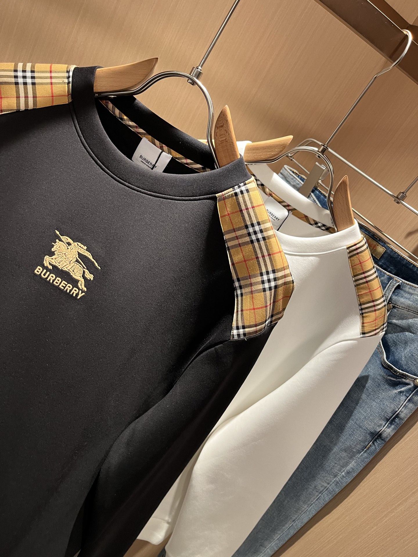 BURBER*Y巴*莉 2025秋冬新款男女同款👫基础休闲百搭棉质圆领卫衣，男女同款卫衣！贸易公司渠道稀