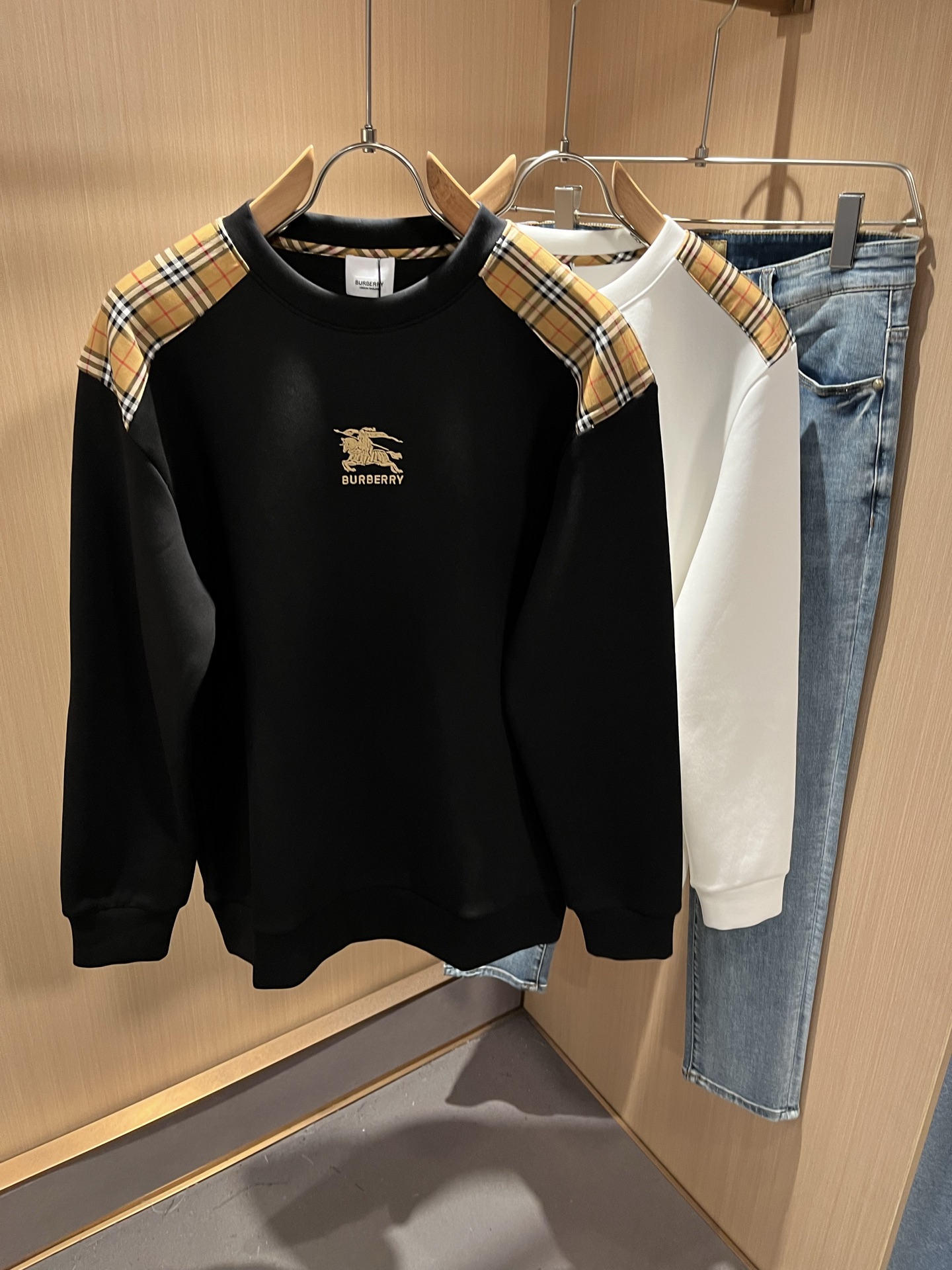 BURBER*Y巴*莉 2025秋冬新款男女同款👫基础休闲百搭棉质圆领卫衣，男女同款卫衣！贸易公司渠道稀