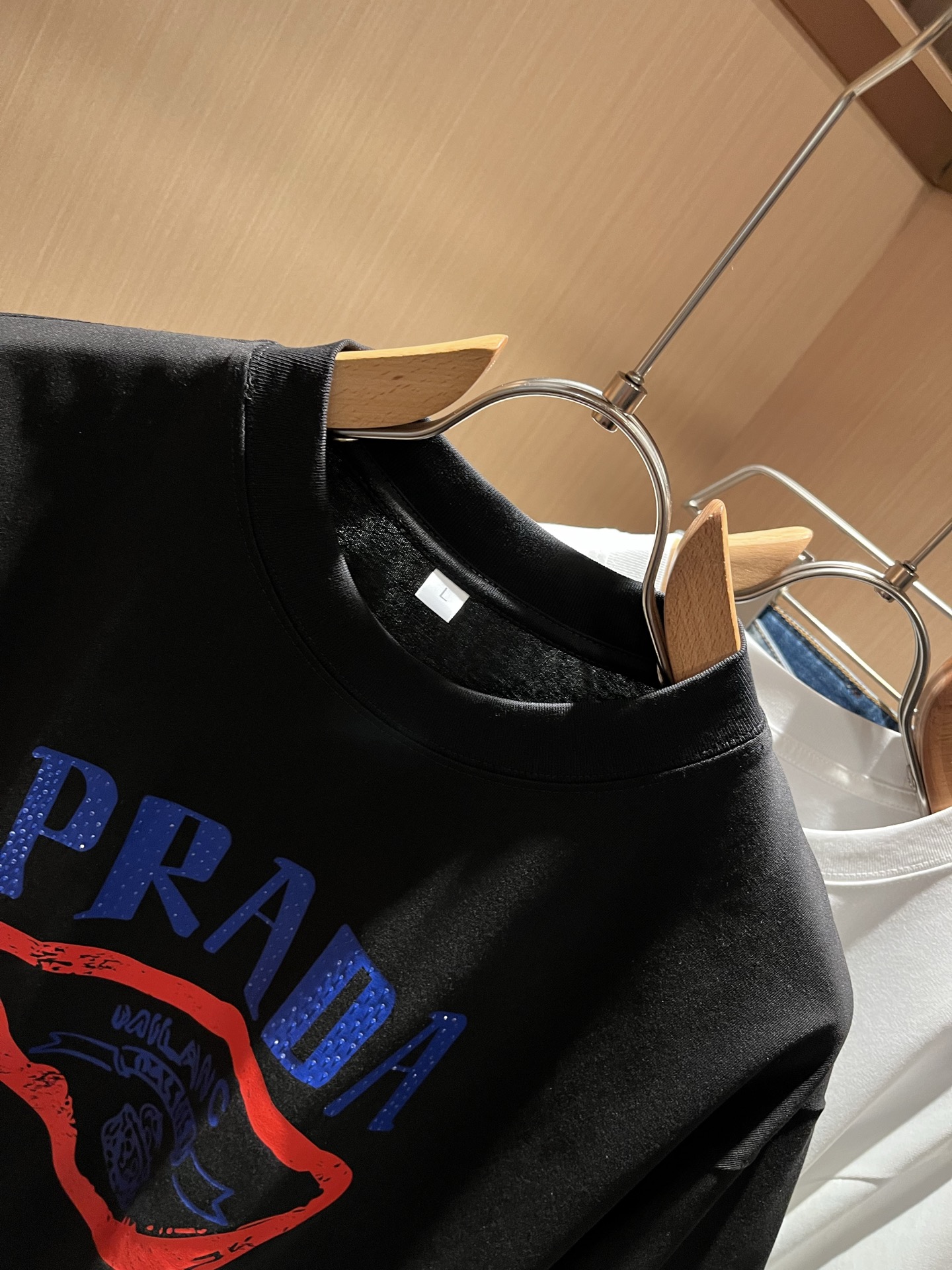 PRAD*A普*达2025春夏新款男女同款👫短袖T恤，最新款全网独家首上！！~既经典有时尚百搭，谁不爱啊