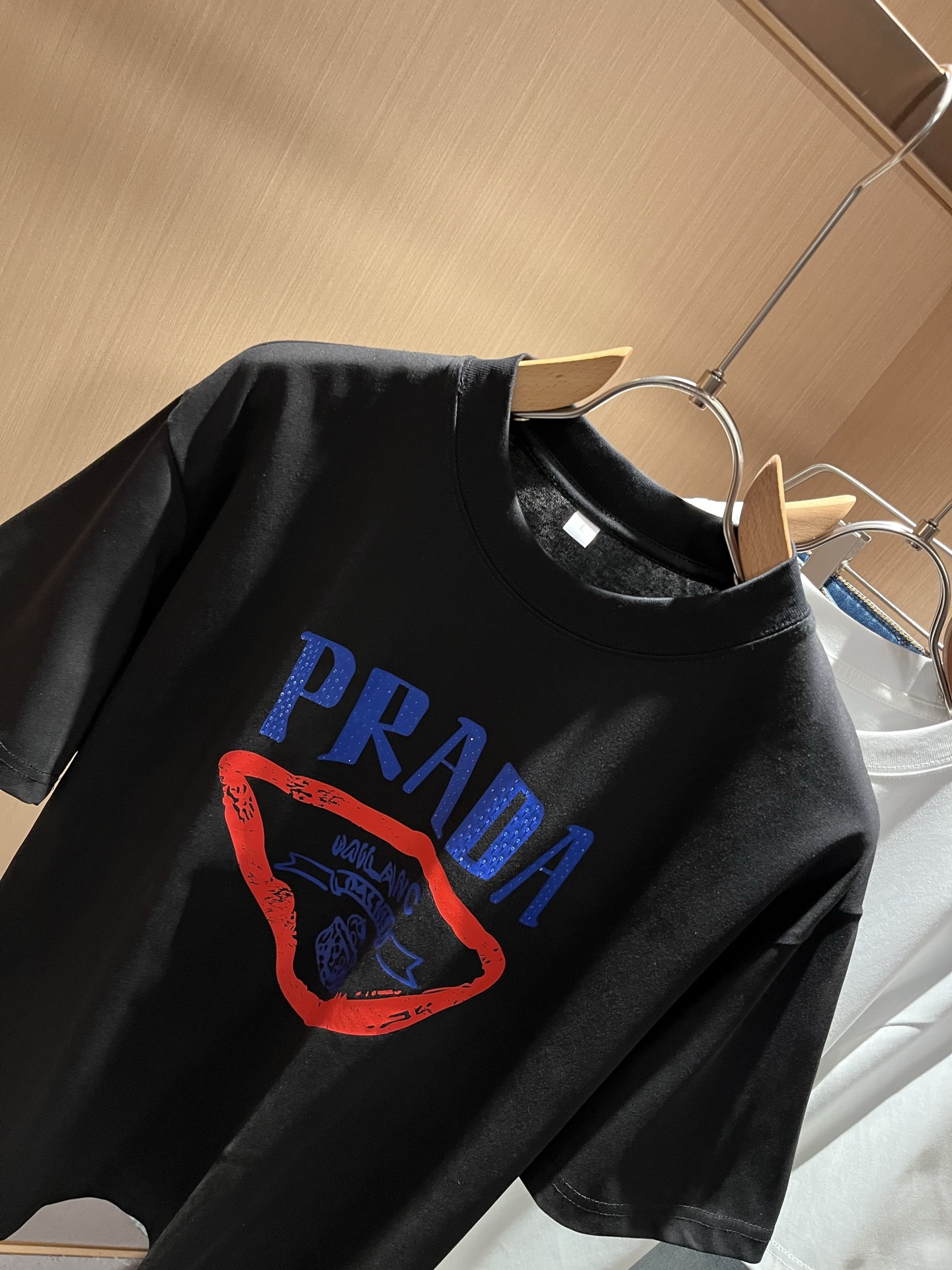 PRAD*A普*达2025春夏新款男女同款👫短袖T恤，最新款全网独家首上！！~既经典有时尚百搭，谁不爱啊