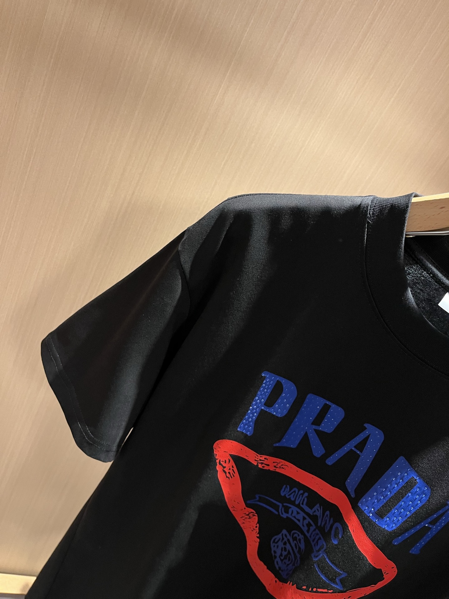 PRAD*A普*达2025春夏新款男女同款👫短袖T恤，最新款全网独家首上！！~既经典有时尚百搭，谁不爱啊