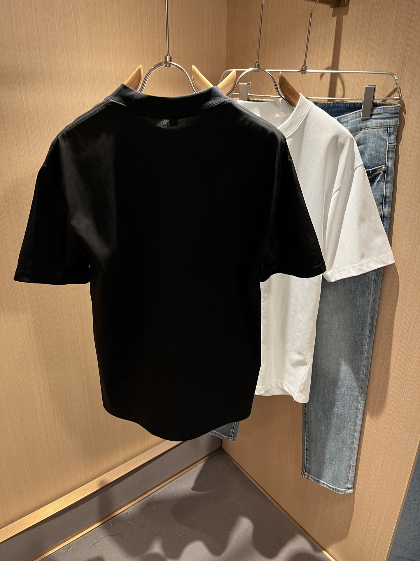 PRAD*A普*达2025春夏新款男女同款👫短袖T恤，最新款全网独家首上！！~既经典有时尚百搭，谁不爱啊