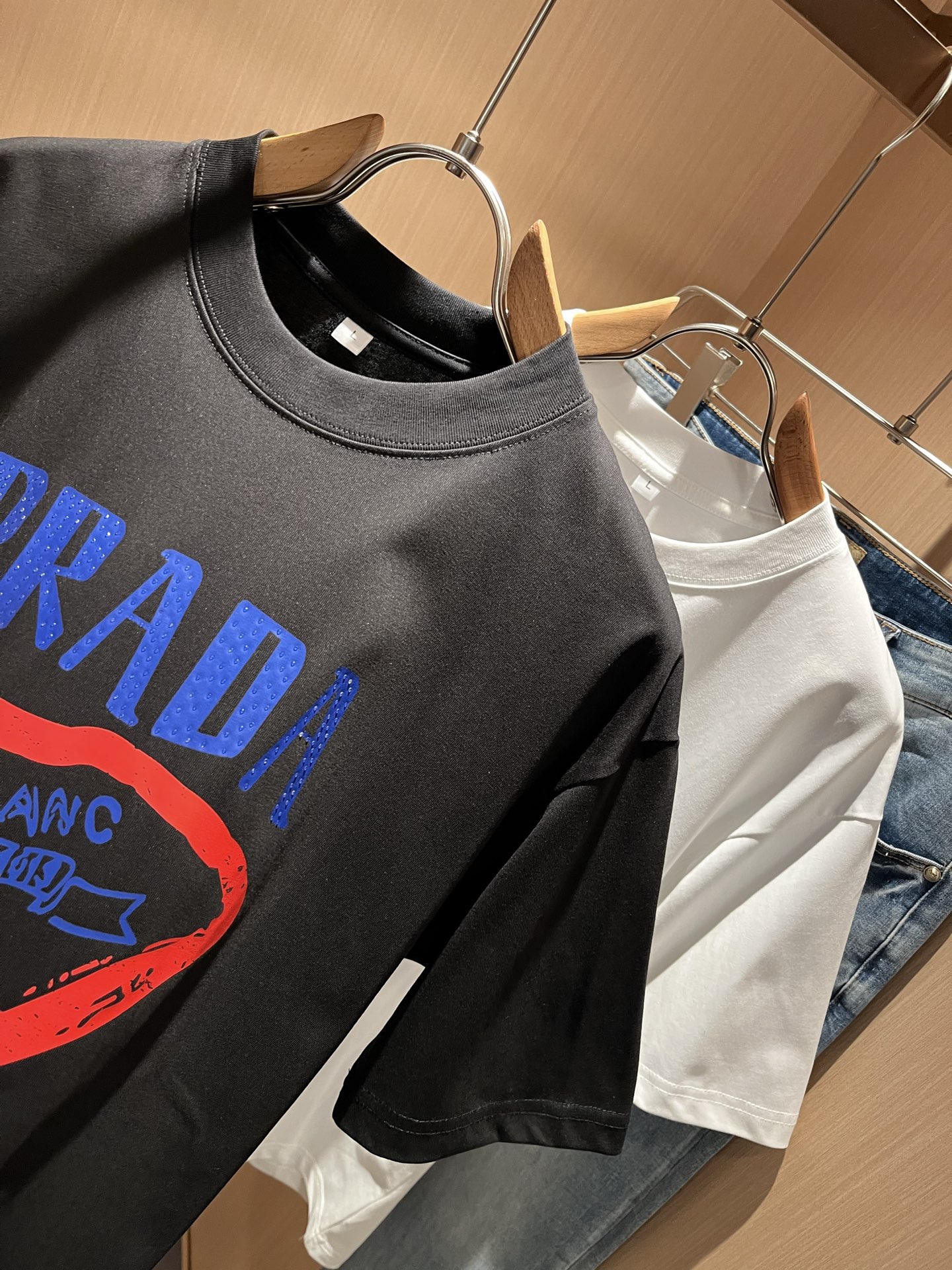 PRAD*A普*达2025春夏新款男女同款👫短袖T恤，最新款全网独家首上！！~既经典有时尚百搭，谁不爱啊