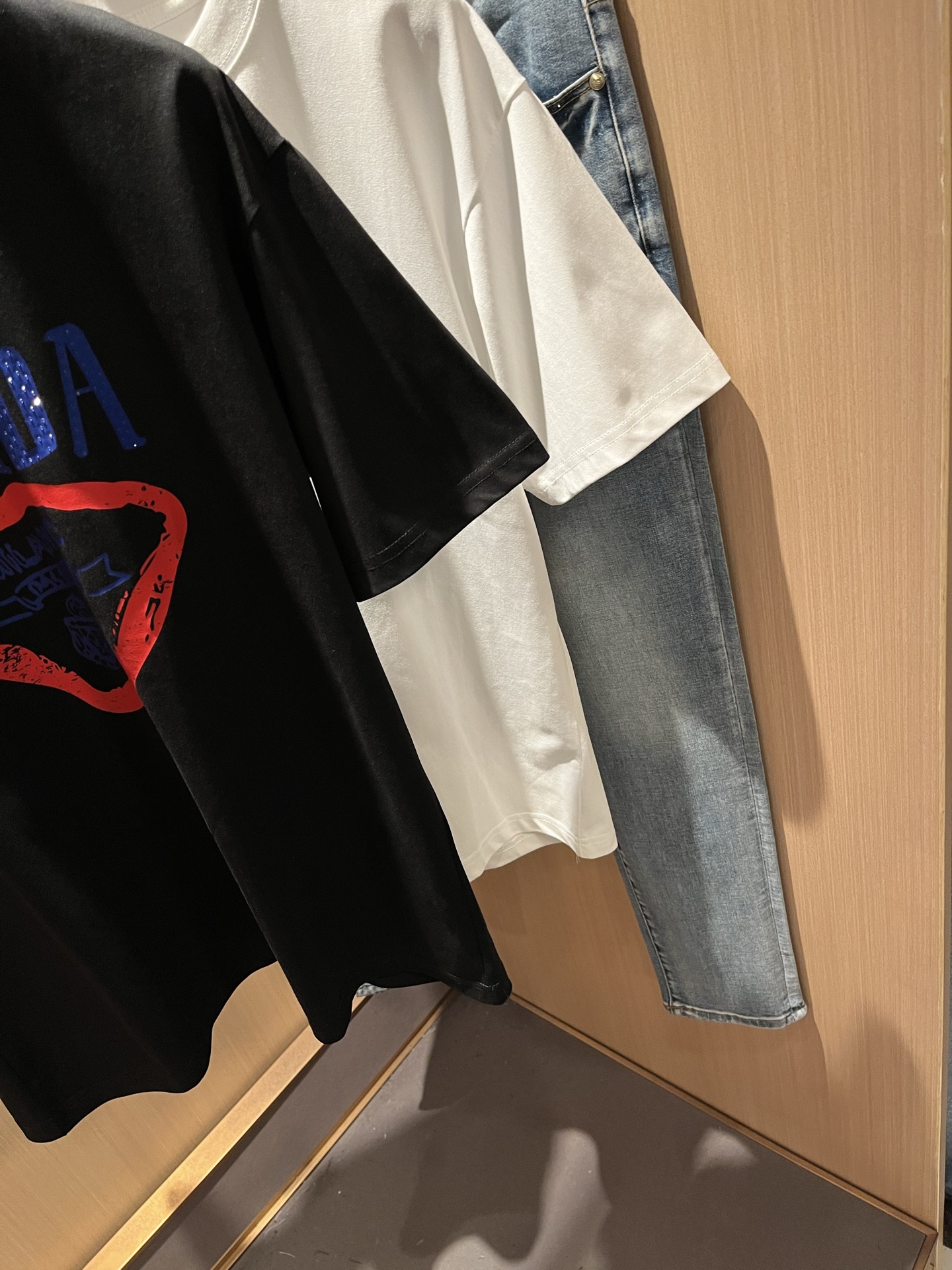 PRAD*A普*达2025春夏新款男女同款👫短袖T恤，最新款全网独家首上！！~既经典有时尚百搭，谁不爱啊