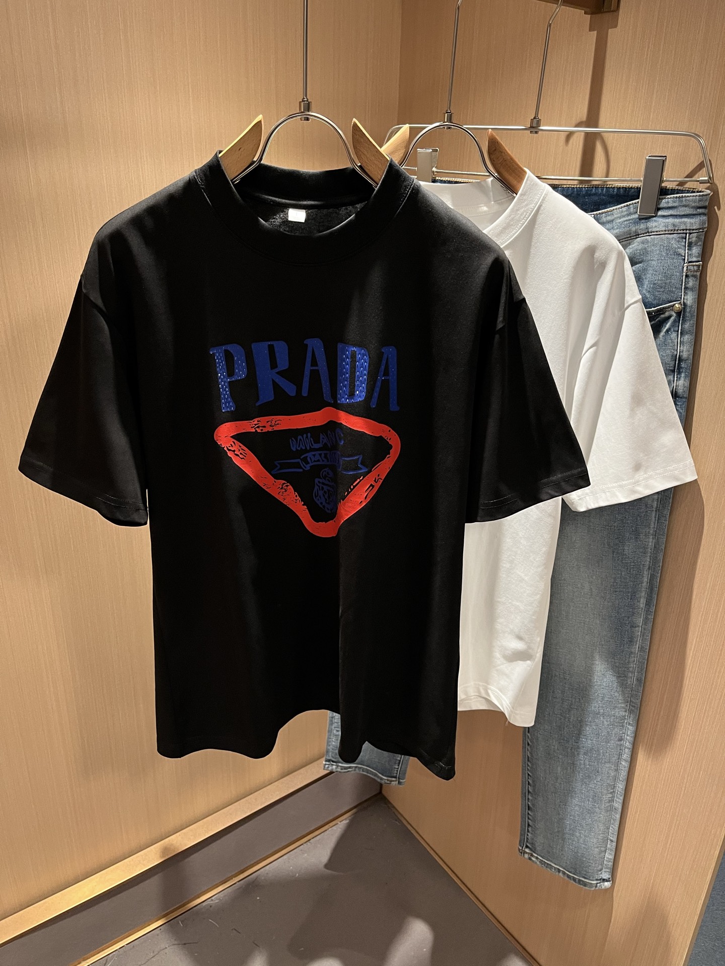 PRAD*A普*达2025春夏新款男女同款👫短袖T恤，最新款全网独家首上！！~既经典有时尚百搭，谁不爱啊