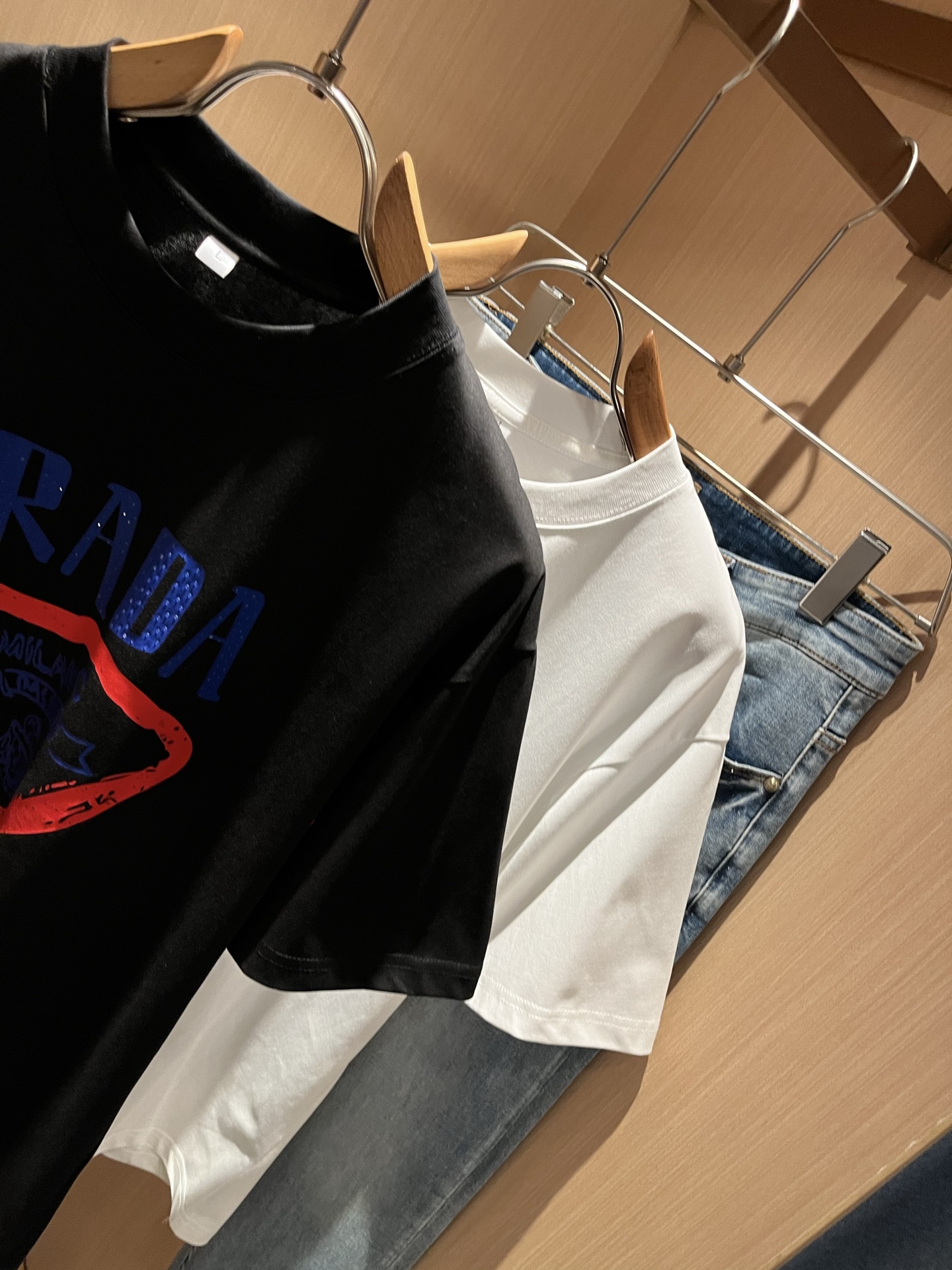 PRAD*A普*达2025春夏新款男女同款👫短袖T恤，最新款全网独家首上！！~既经典有时尚百搭，谁不爱啊