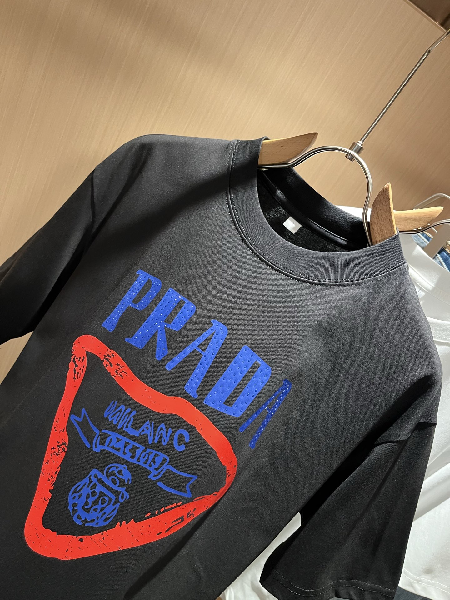 PRAD*A普*达2025春夏新款男女同款👫短袖T恤，最新款全网独家首上！！~既经典有时尚百搭，谁不爱啊