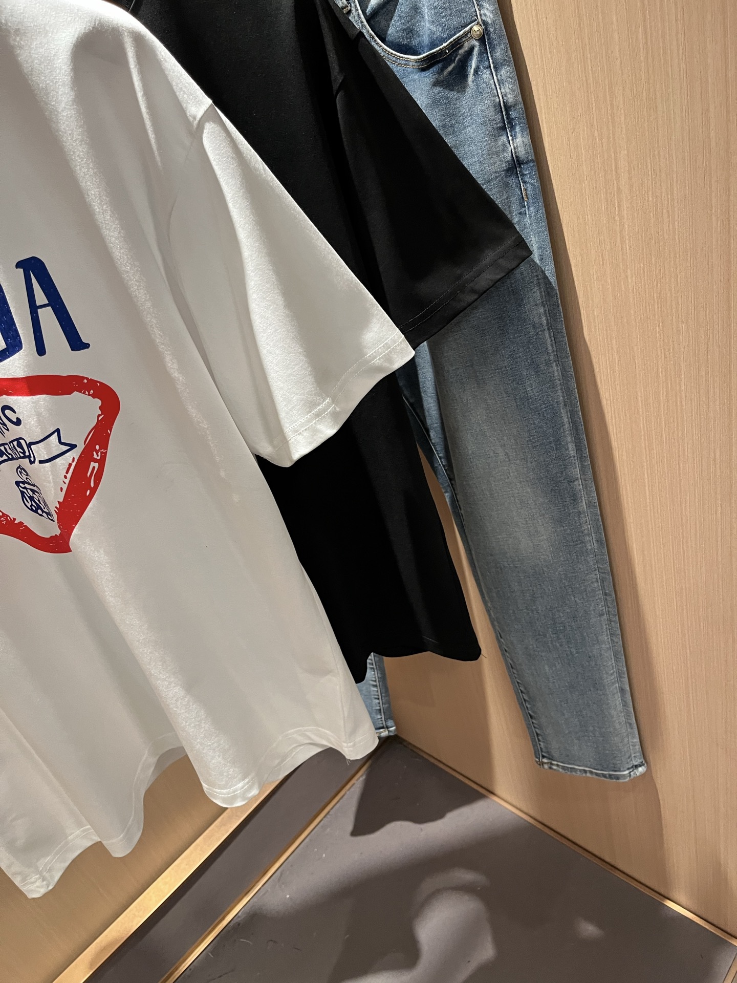 PRAD*A普*达2025春夏新款男女同款👫短袖T恤，最新款全网独家首上！！~既经典有时尚百搭，谁不爱啊