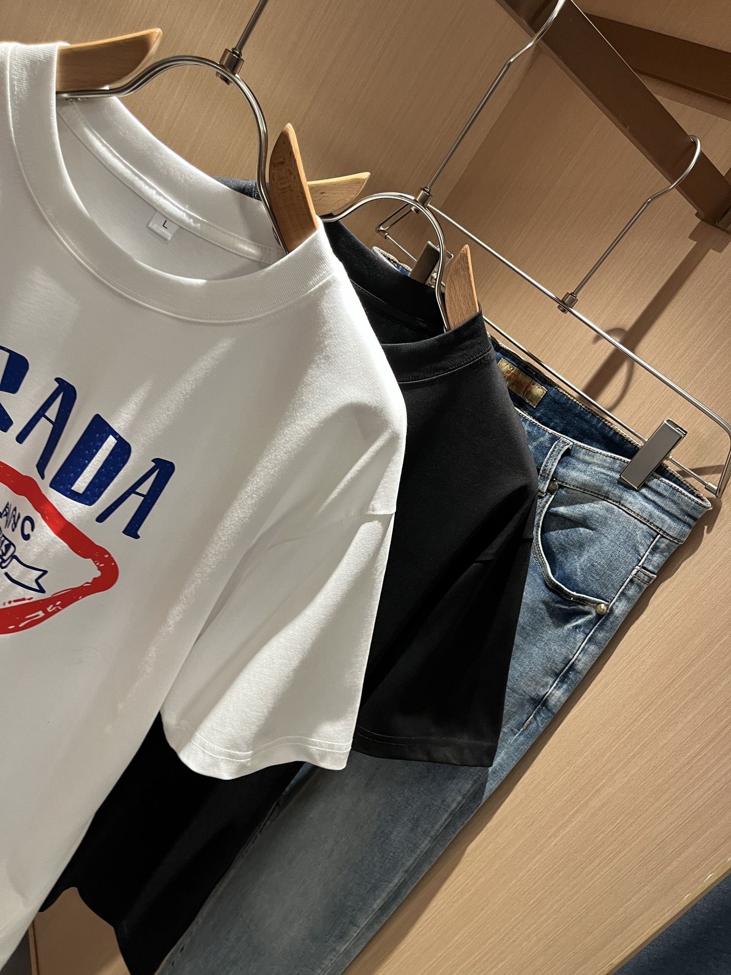 PRAD*A普*达2025春夏新款男女同款👫短袖T恤，最新款全网独家首上！！~既经典有时尚百搭，谁不爱啊