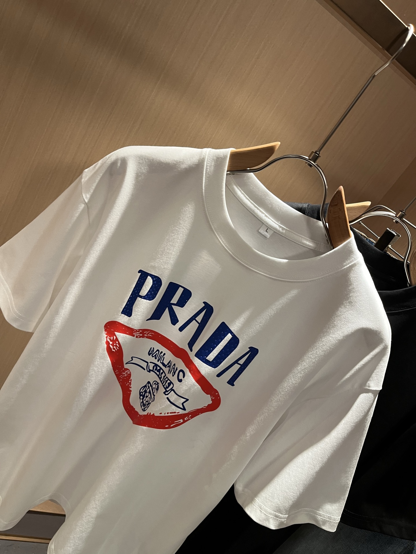 PRAD*A普*达2025春夏新款男女同款👫短袖T恤，最新款全网独家首上！！~既经典有时尚百搭，谁不爱啊