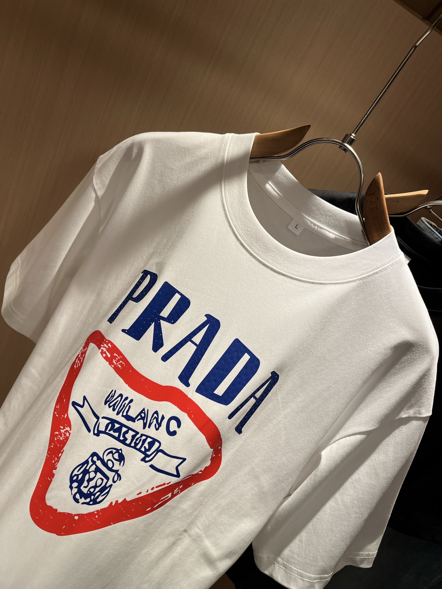 PRAD*A普*达2025春夏新款男女同款👫短袖T恤，最新款全网独家首上！！~既经典有时尚百搭，谁不爱啊