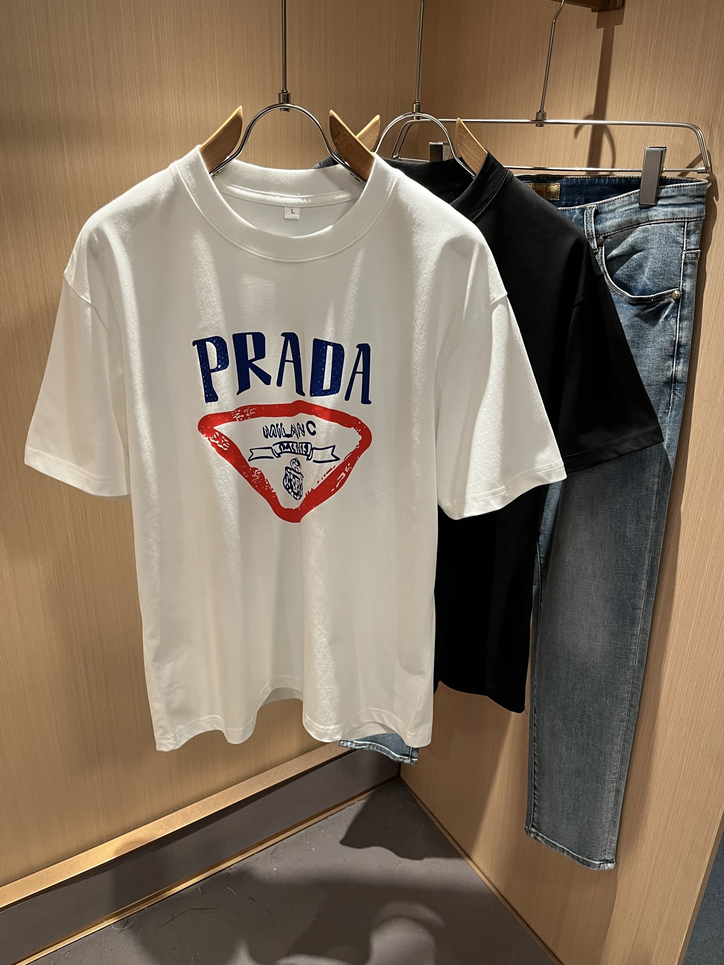 NO:523303,PRAD*A Pu*da 2025 spring and summer new short-sleeved T-shirt for men and women, the latest model is exclusively available on the entire network!  !  ~ It is classic and fashionable and versatile, who doesn’t like it? It will show the classic again. It is very pleasing to the eye and comes with a low luxury halo and recognition!  Pr*da's traditional brand concept and modern advanced technology are perfectly combined. Coupled with the extremely modern and simple design, P's exclusive logo pattern glue pressing design!  Customized 100% imported pure cotton fabric!  The texture of this model is quite touching, the specifications and grades are known with tentacles. The degree of delicateness and breathability are top-notch!  Size M-4XL, prada, T-shirt,tees, t-shirt,alexander wang19860909PRAD*A普*达2025春夏新款男女同款短袖T恤,最新款全网独家首上！！~既经典有时尚百搭,谁不爱啊,将经典再次展现,非常的耐看,自带低奢光环与辨识度！Pr*da传统的品牌理念和现代化的先进技术进行了完美结合.加上极其现代摩登风范的简约设计,p家专属logo图案压胶设计！定制百分百进口纯棉面料！此款的质感相当感人 触手便知规格档次 细腻程度与透气效果堪称顶级！尺码M-4XL,,prada,T-shirt,tees，t-shirt,alexander wang,Men's clothing