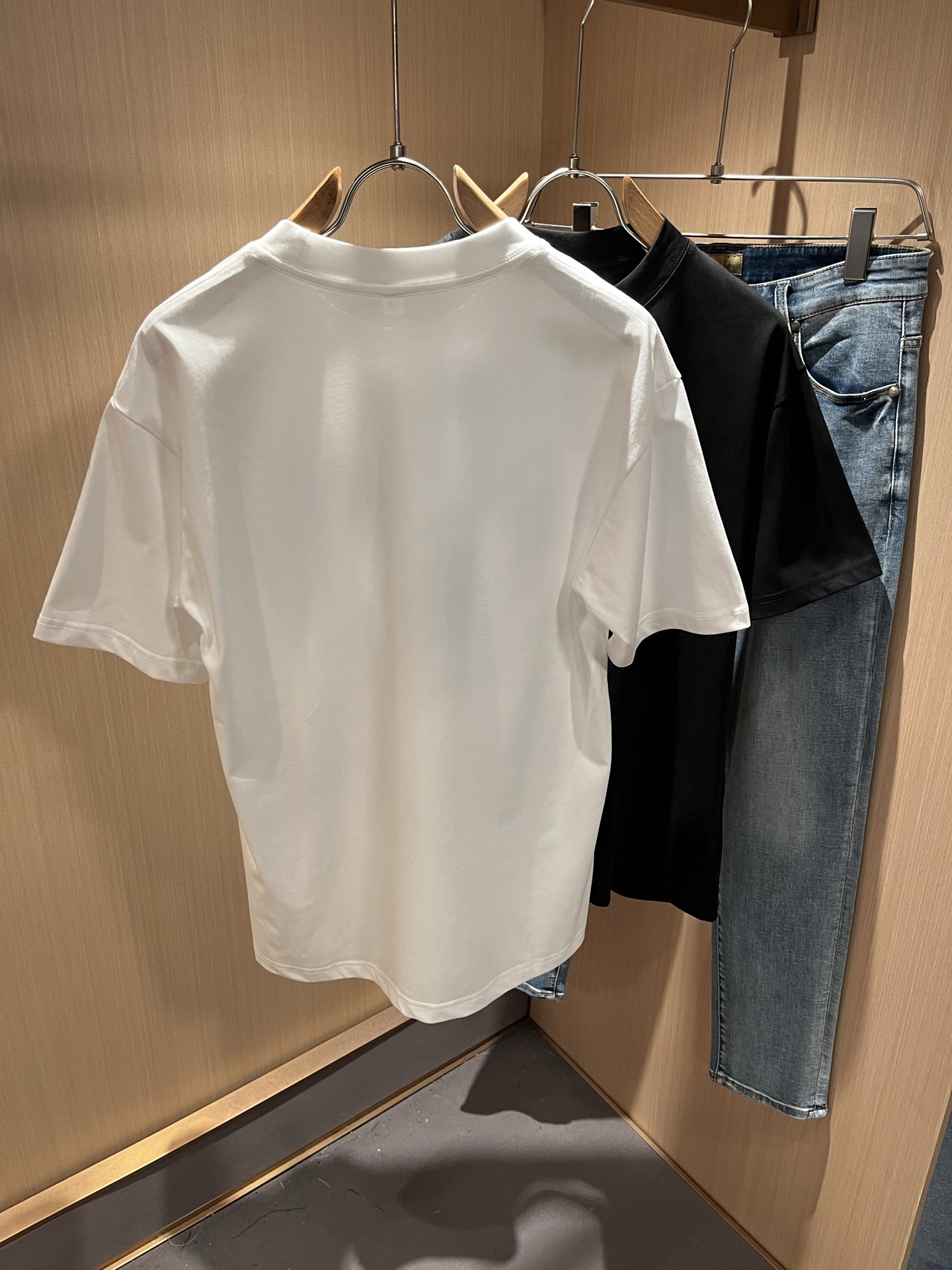 PRAD*A普*达2025春夏新款男女同款👫短袖T恤，最新款全网独家首上！！~既经典有时尚百搭，谁不爱啊