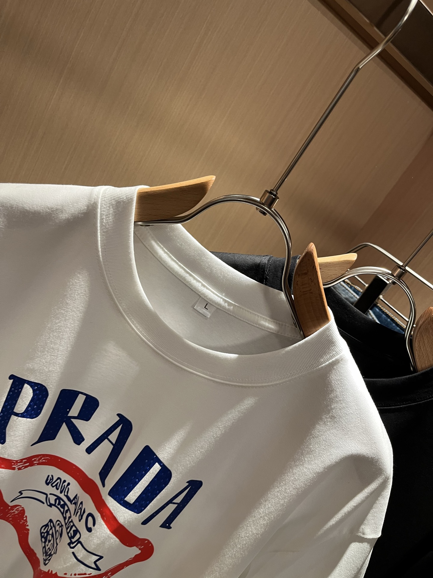 PRAD*A普*达2025春夏新款男女同款👫短袖T恤，最新款全网独家首上！！~既经典有时尚百搭，谁不爱啊