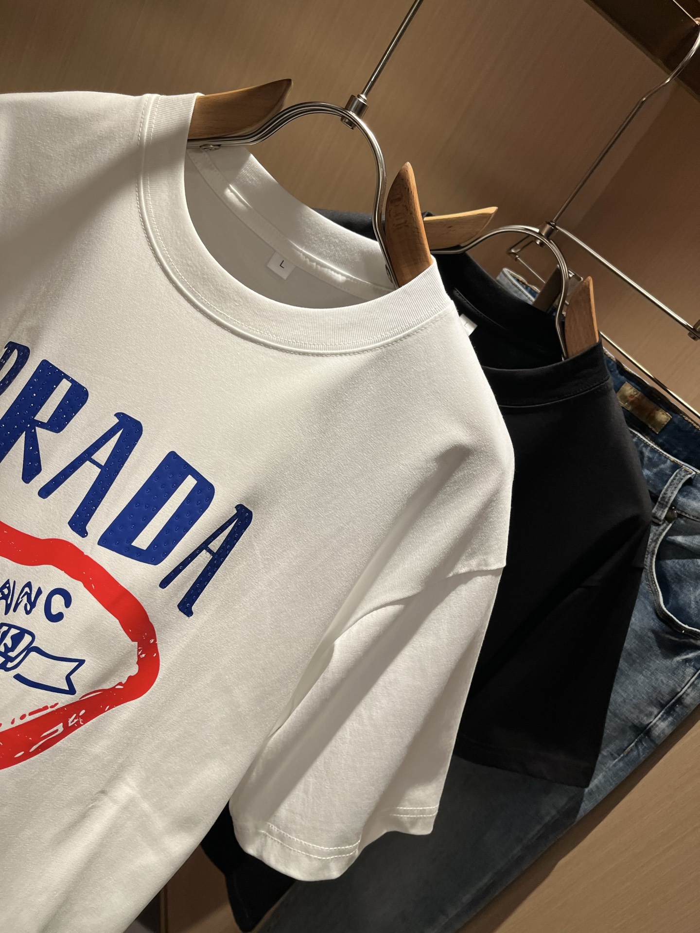 PRAD*A普*达2025春夏新款男女同款👫短袖T恤，最新款全网独家首上！！~既经典有时尚百搭，谁不爱啊