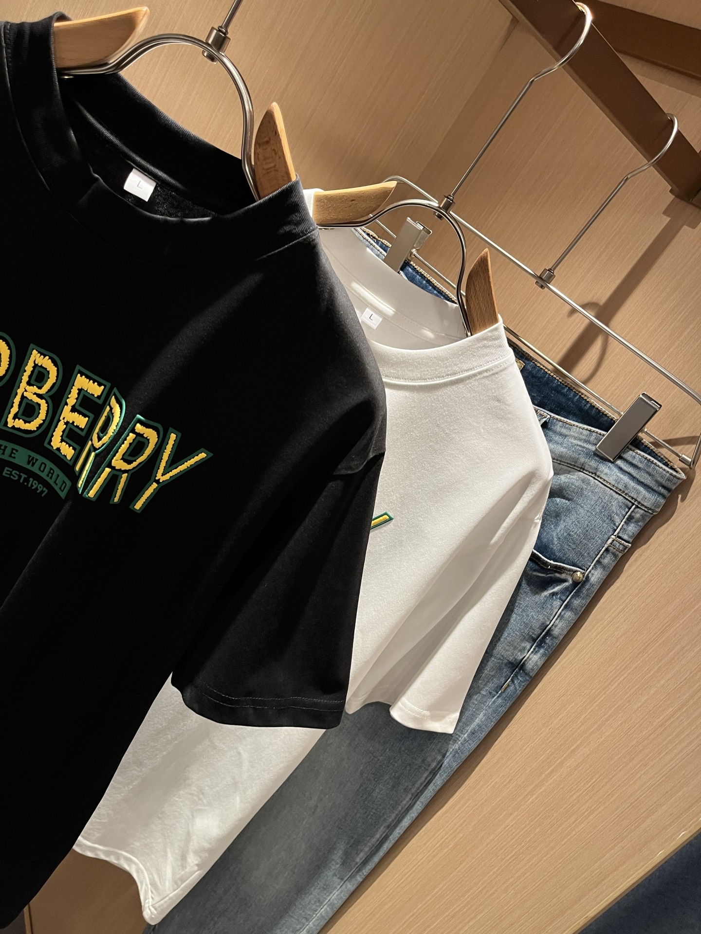 BURBER*Y巴*莉2025春夏新品男女同款👫短袖T恤，重磅来袭，最近比较火热的环保纯棉面料制作而成，