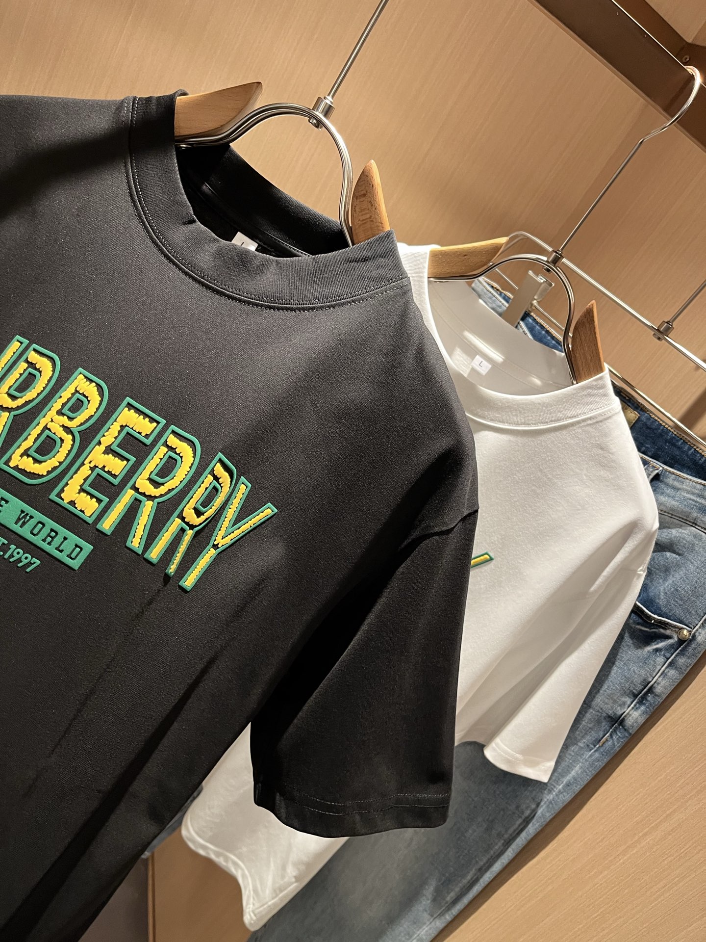 BURBER*Y巴*莉2025春夏新品男女同款👫短袖T恤，重磅来袭，最近比较火热的环保纯棉面料制作而成，