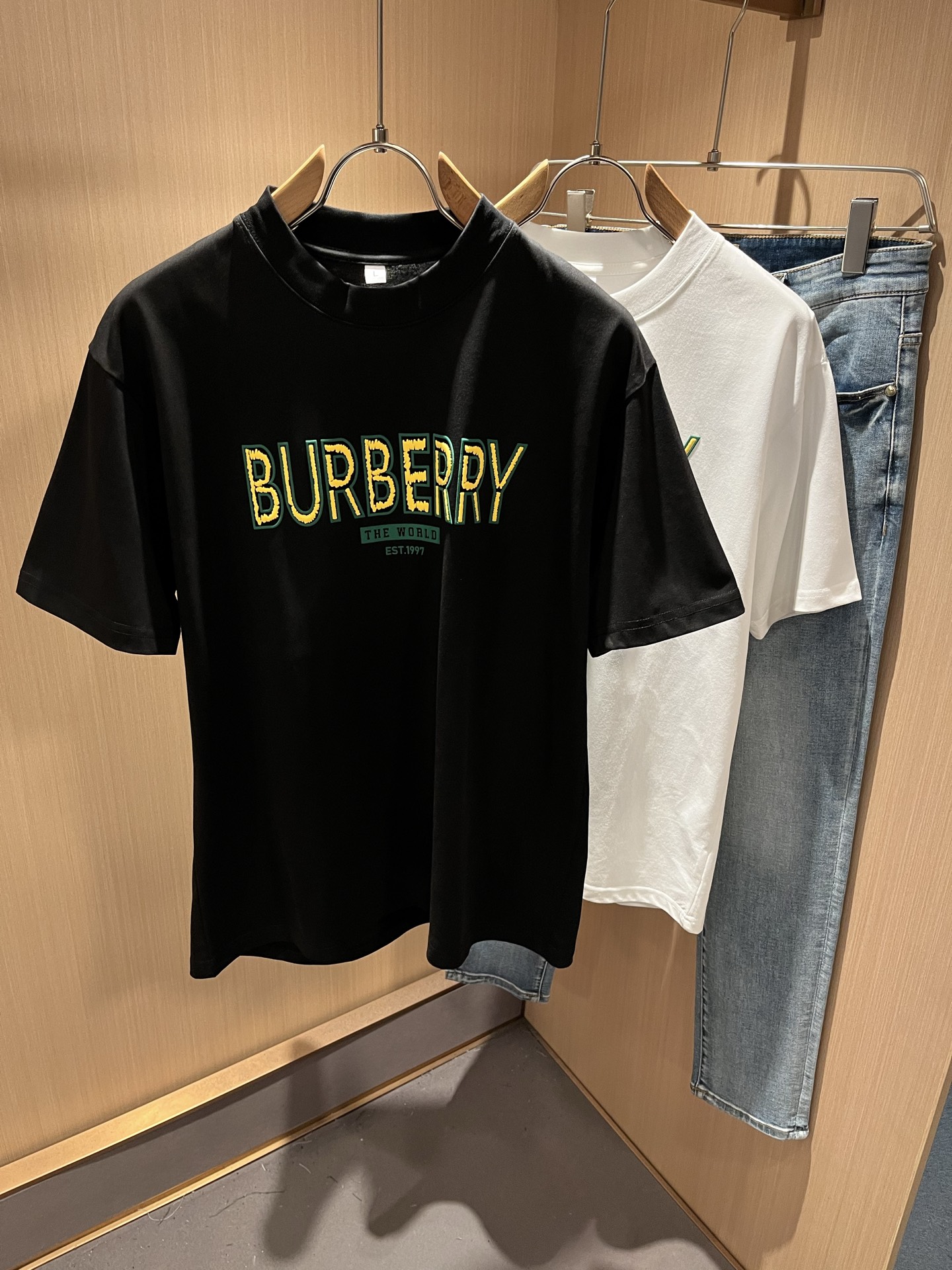 BURBER*Y巴*莉2025春夏新品男女同款👫短袖T恤，重磅来袭，最近比较火热的环保纯棉面料制作而成，