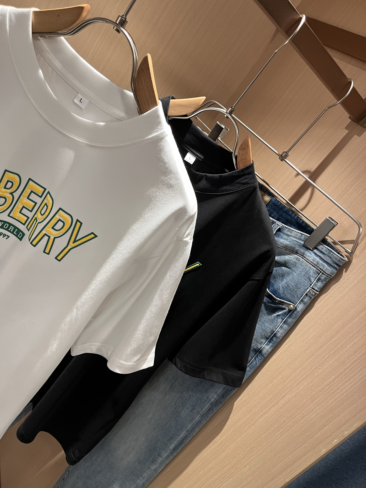 BURBER*Y巴*莉2025春夏新品男女同款👫短袖T恤，重磅来袭，最近比较火热的环保纯棉面料制作而成，