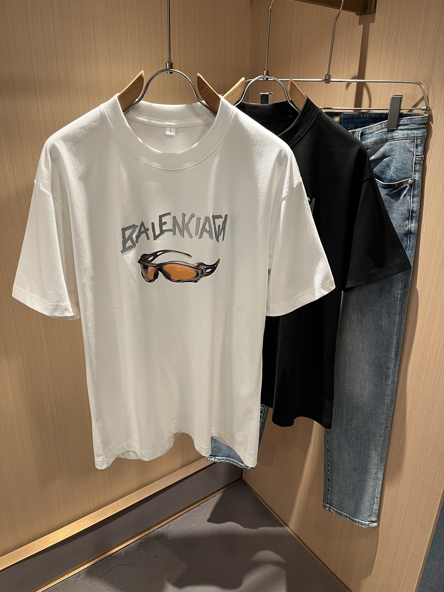 NO:522146,BALENCI*GA Paris* Home 2025 Spring and Summer New Men and Women's Same Short-Sleeve T-shirt!  Fashionable casual short-sleeved T-shirt with catwalk pattern prints!  Design logo glue pressing design!  The most designed and selected customers provide pure cotton fabrics, which feels soft and skin-friendly, and are comfortable and breathable. The real thing will definitely make you love it!  Loose, small, shoulder-dead round neck cut, genderless couple mixed styles, opening up a new fashion charm!  Differentiate the market version of the high-end custom series!  Size M-4XL, balenciaga, T-shirt,tees, t-shirt,alexander wang19860909BALENCI*GA巴黎*家 2025春夏新款男女同款短袖T恤！走秀图案印花时尚休闲短袖T恤衫！设计logo压胶设计！极具设计精选客供g纯棉面料,手感柔软亲肤,着身舒适透气性都无法挑剔,实物绝对会让你爱不释手！宽松小落肩的圆领版型裁剪,无性别主义的情侣混穿款式,打开全新的时装新韵味！区别市场版本高定系列！尺码M-4XL,,balenciaga,T-shirt,tees，t-shirt,alexander wang,Men's clothing