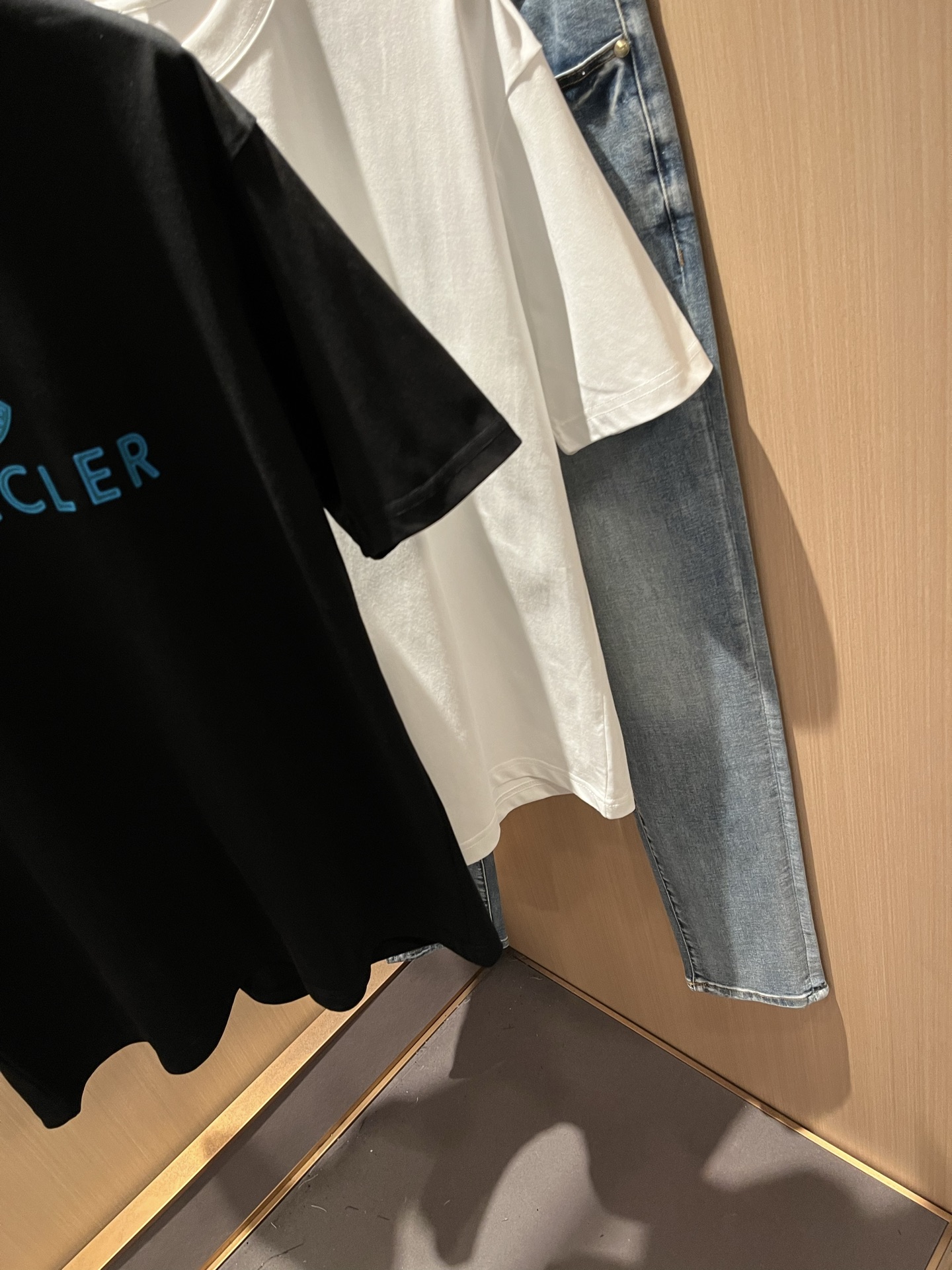 Moncler蒙家 2025春夏男女同款👫情侣款最新的贸易订单短袖T恤，全品相！！网红款！采用logo图