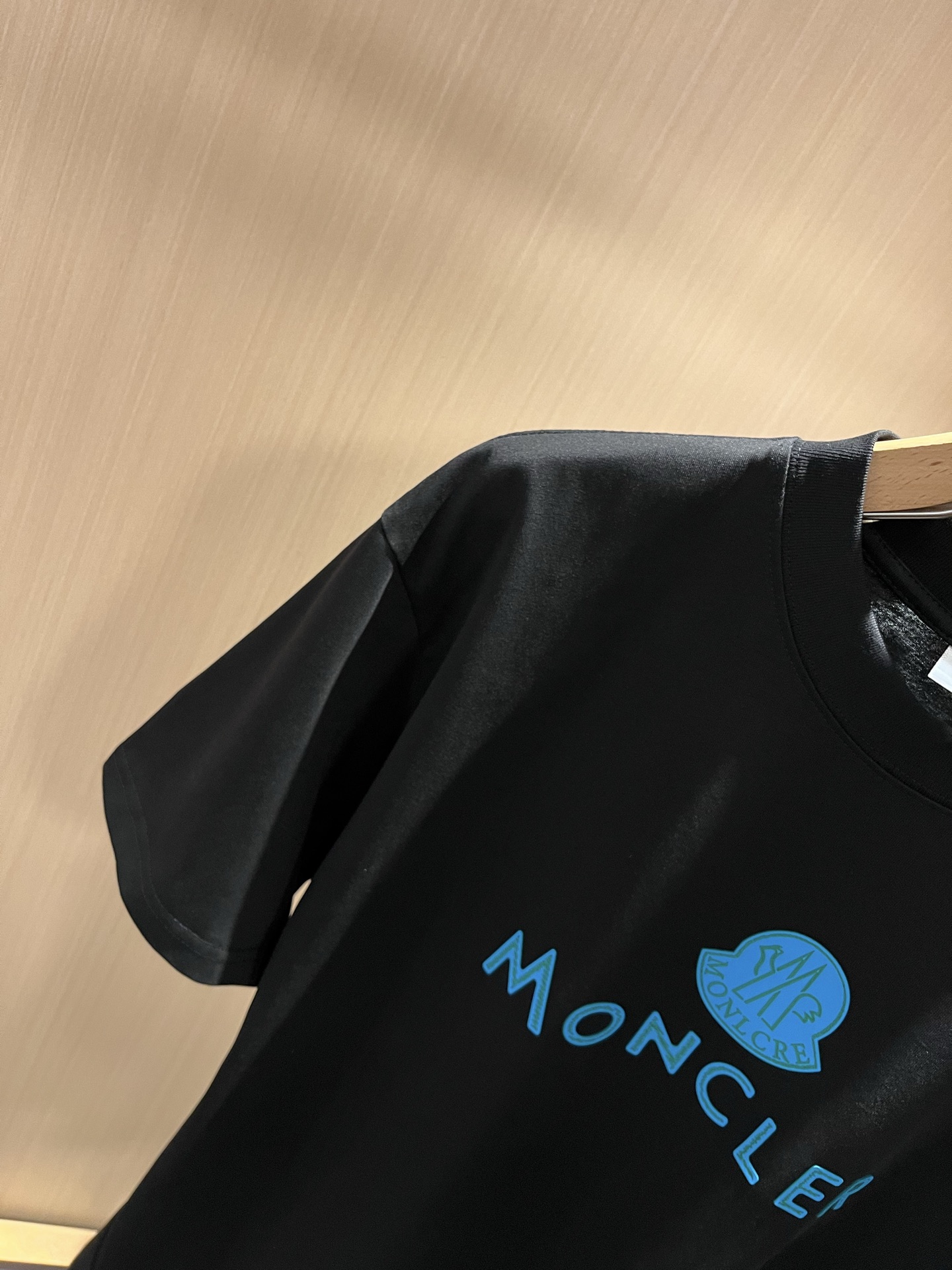 Moncler蒙家 2025春夏男女同款👫情侣款最新的贸易订单短袖T恤，全品相！！网红款！采用logo图