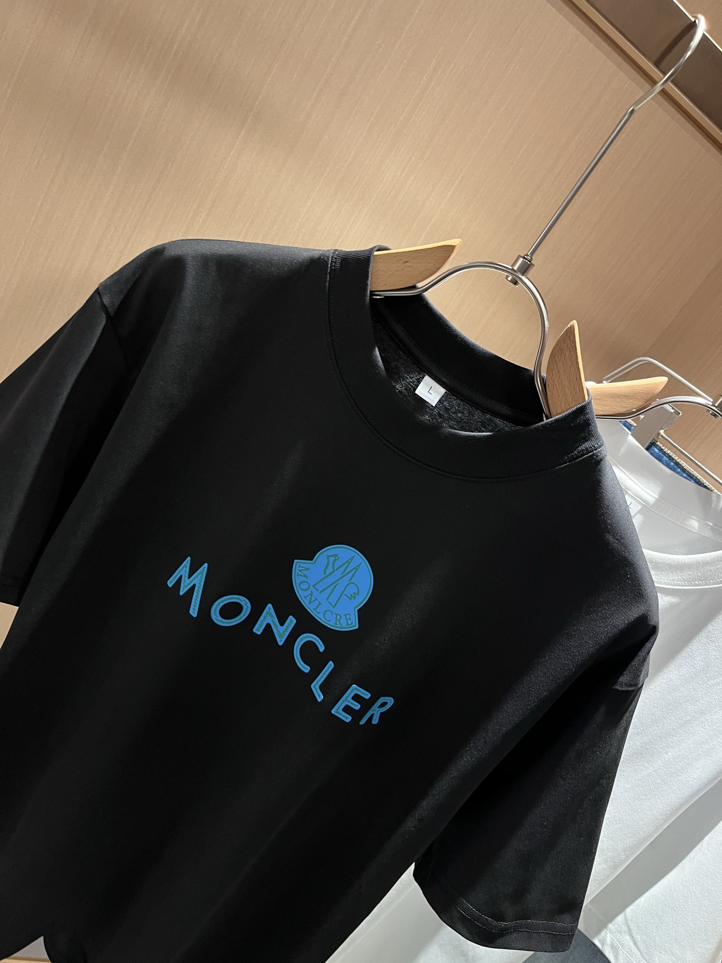 Moncler蒙家 2025春夏男女同款👫情侣款最新的贸易订单短袖T恤，全品相！！网红款！采用logo图