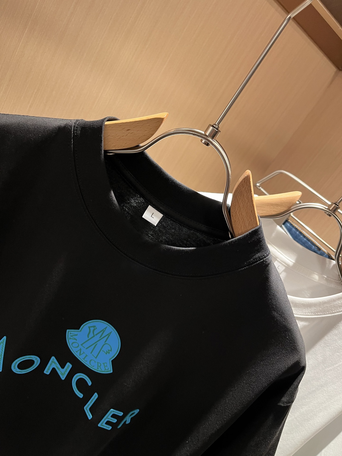Moncler蒙家 2025春夏男女同款👫情侣款最新的贸易订单短袖T恤，全品相！！网红款！采用logo图