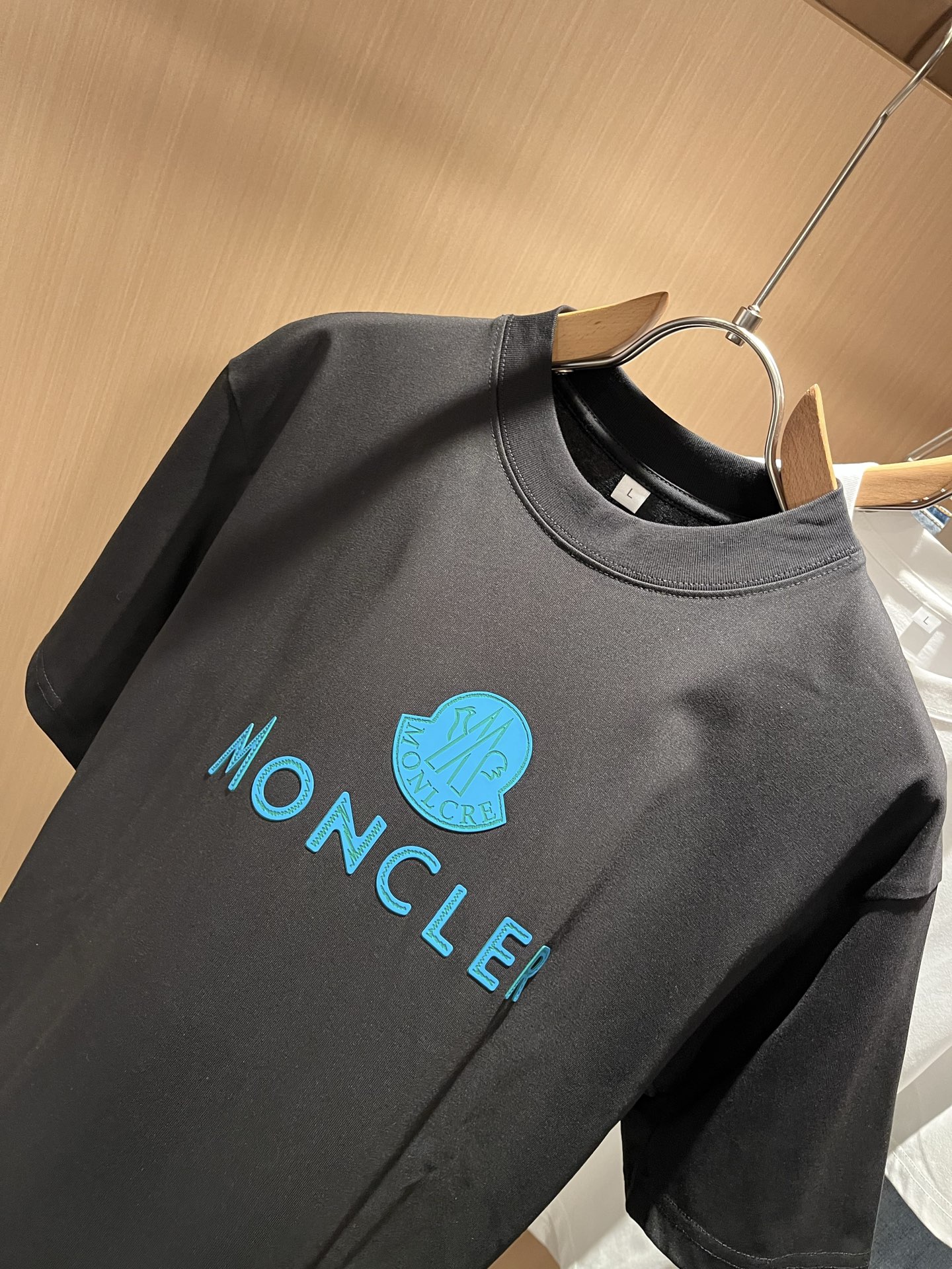 Moncler蒙家 2025春夏男女同款👫情侣款最新的贸易订单短袖T恤，全品相！！网红款！采用logo图