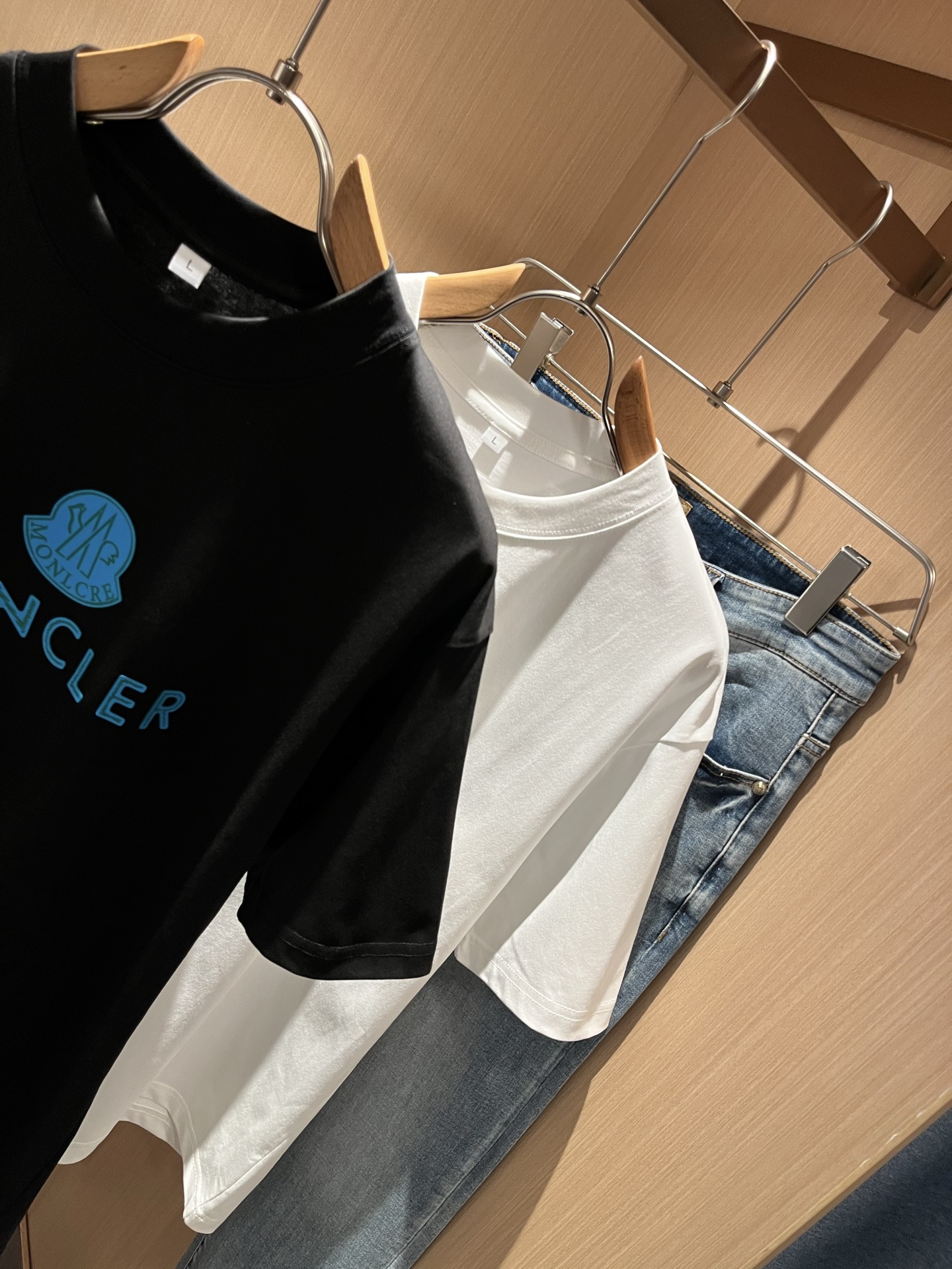 Moncler蒙家 2025春夏男女同款👫情侣款最新的贸易订单短袖T恤，全品相！！网红款！采用logo图