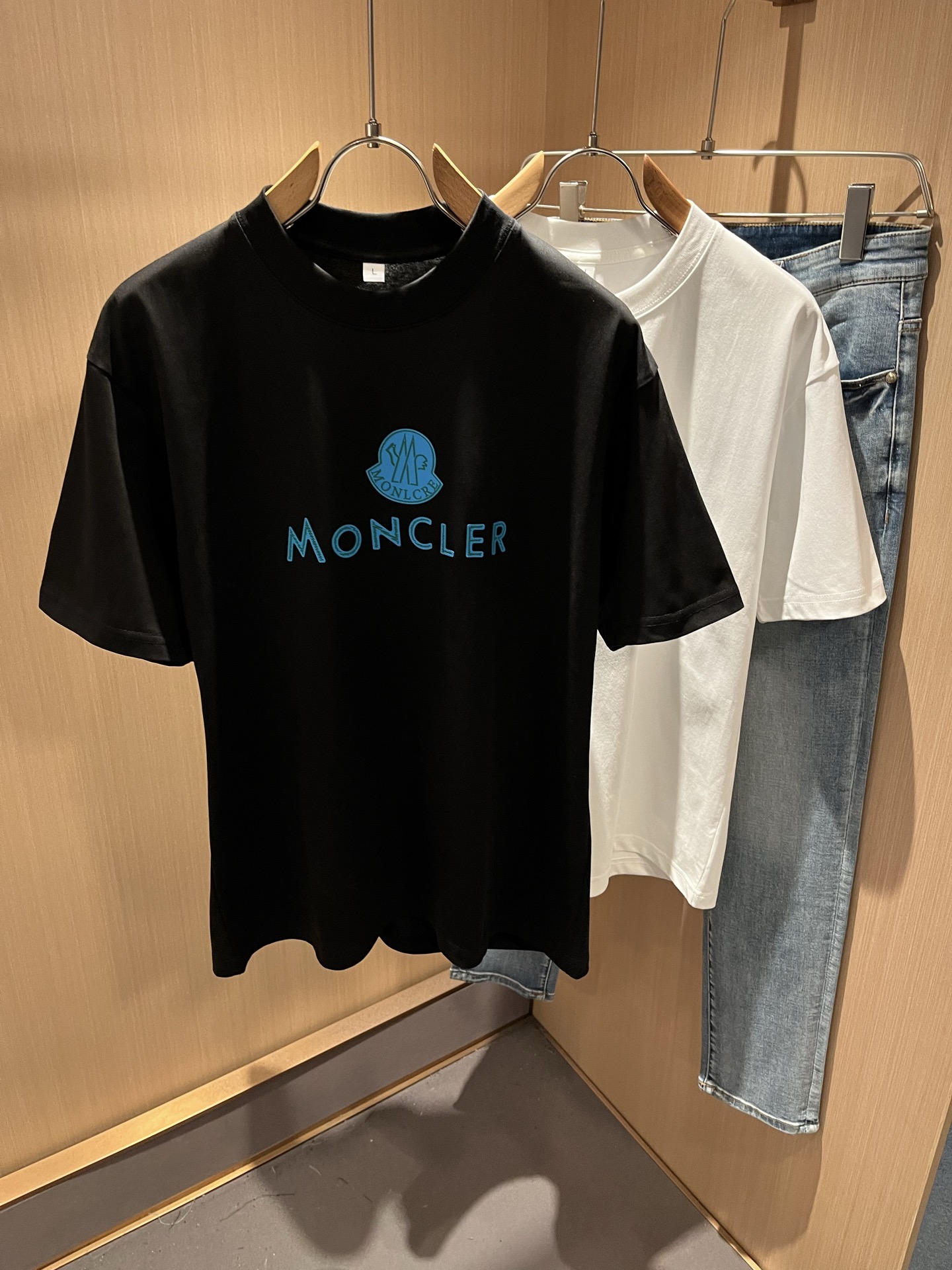 Moncler蒙家 2025春夏男女同款👫情侣款最新的贸易订单短袖T恤，全品相！！网红款！采用logo图