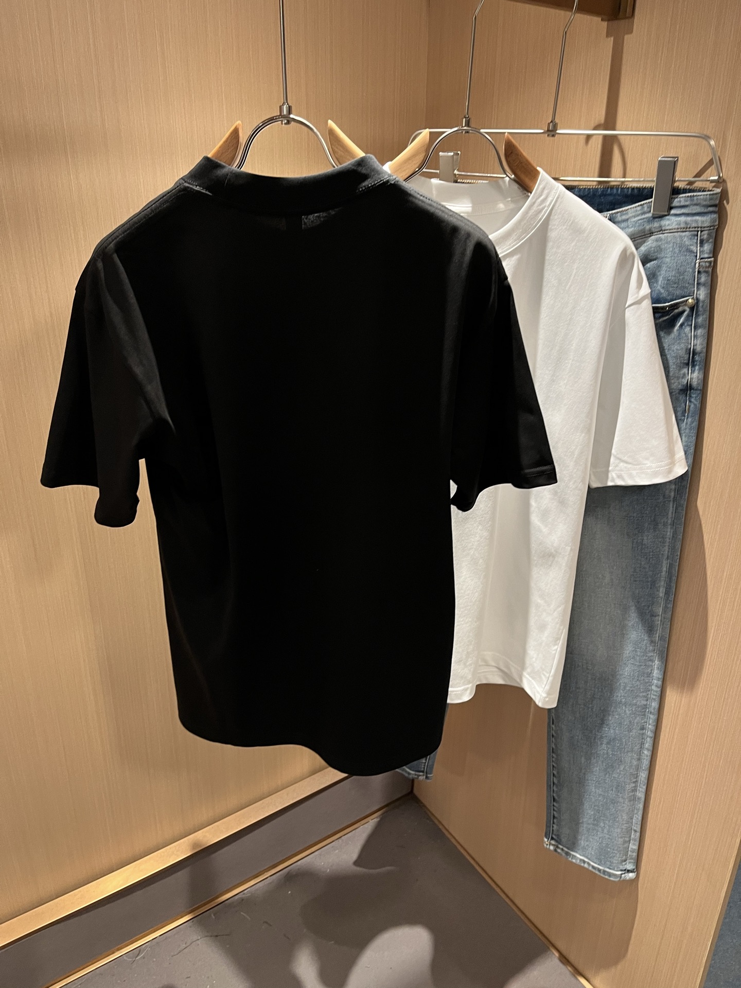 Moncler蒙家 2025春夏男女同款👫情侣款最新的贸易订单短袖T恤，全品相！！网红款！采用logo图
