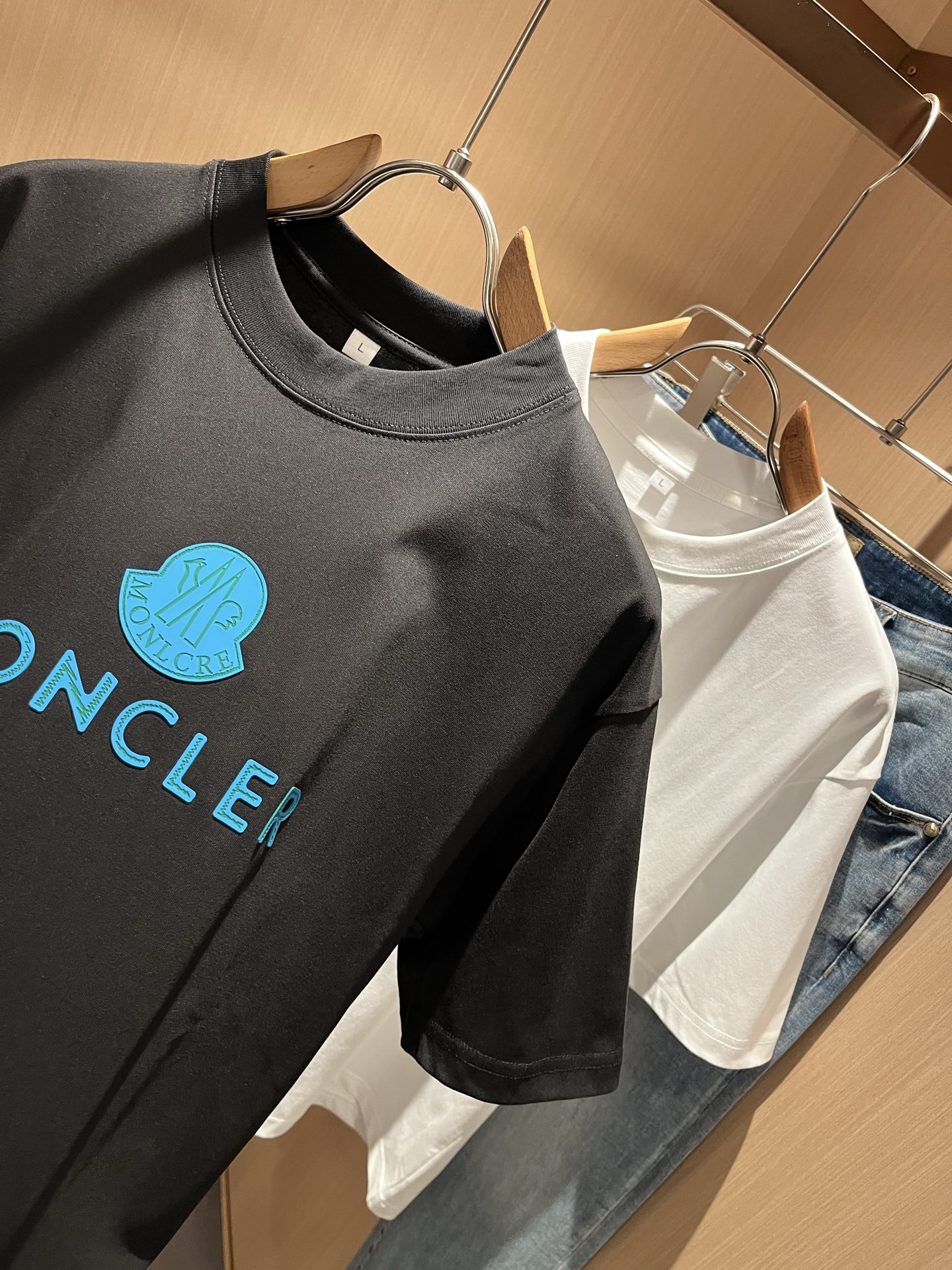 Moncler蒙家 2025春夏男女同款👫情侣款最新的贸易订单短袖T恤，全品相！！网红款！采用logo图