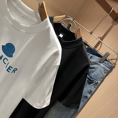 Moncler蒙家 2025春夏男女同款👫情侣款最新的贸易订单短袖T恤,全品相!!网红款!采用logo图 Moncler蒙家 2025春夏男女同款👫情侣款最新的贸易订单短袖T恤,全品相!!网红款!采用logo图