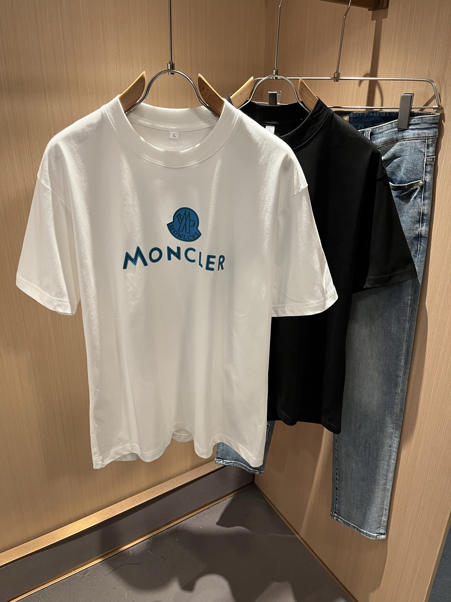 Moncler蒙家 2025春夏男女同款👫情侣款最新的贸易订单短袖T恤，全品相！！网红款！采用logo图