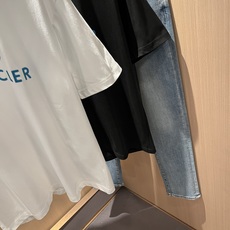 Moncler蒙家 2025春夏男女同款👫情侣款最新的贸易订单短袖T恤,全品相!!网红款!采用logo图 Moncler蒙家 2025春夏男女同款👫情侣款最新的贸易订单短袖T恤,全品相!!网红款!采用logo图