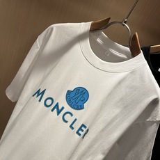 Moncler蒙家 2025春夏男女同款👫情侣款最新的贸易订单短袖T恤,全品相!!网红款!采用logo图 Moncler蒙家 2025春夏男女同款👫情侣款最新的贸易订单短袖T恤,全品相!!网红款!采用logo图