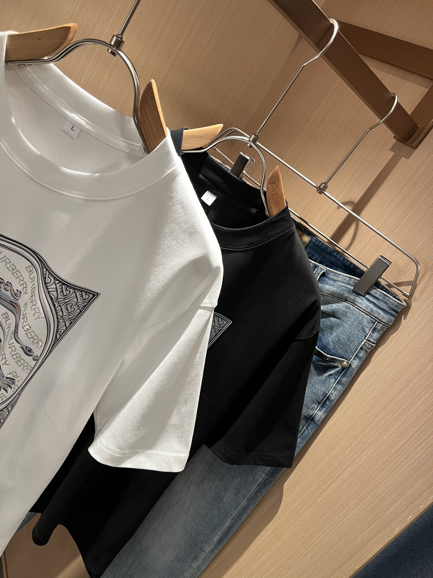 BURBER*Y巴*莉2025春夏新品男女同款👫短袖T恤，重磅来袭，最近比较火热的环保纯棉面料制作而成，