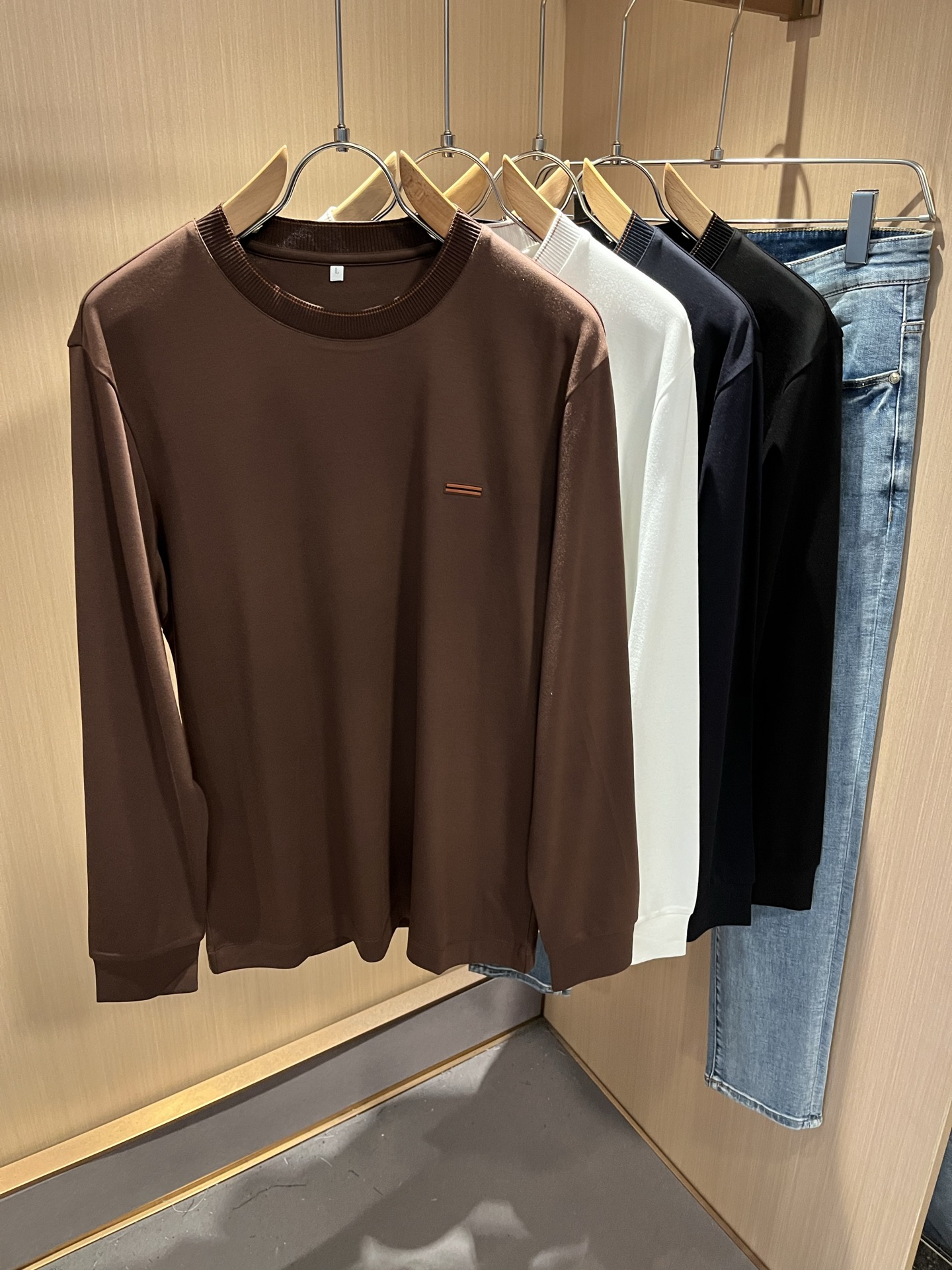 NO:523288,Ermenegildo Zeg*aJia 2025 autumn and winter new products for men's long-sleeved casual base shirt, foreign trade company order!  It is one of the classic exclusive fabrics of Zenia!  Customized original cotton fabric!  Chest glue-press logo design!  The texture is warm, the touch is soft and delicate, but the shape is straight and stylish!  Details, extreme luxury... Perfect interpretation of high-quality quality. Size M-3XL, zegna, alexander wang19860909Ermenegildo Zeg*a杰*亚 2025秋冬新品男士长袖休闲打底衫,外贸公司订单！是杰尼亚经典的专有织物之一！ 定制原版纯棉面料！胸前压胶logo设计！质地保暖,触感又柔软细腻、但型态又笔挺有型！ 细节、奢华极致… 完美演绎高品质品相.尺码M-3XL,,zegna,alexander wang,Men's clothing