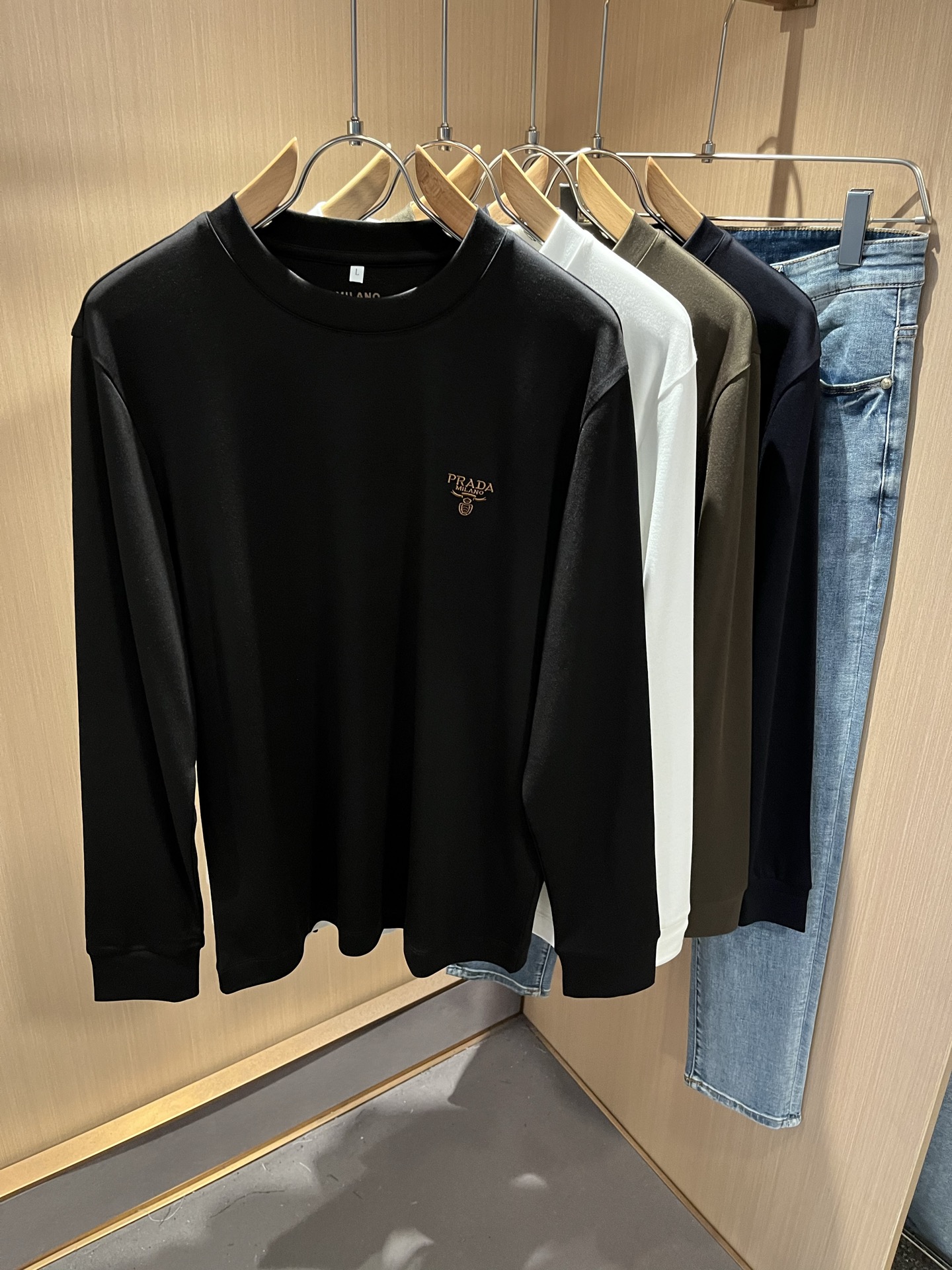 PRAD*A普*达2025秋冬新款男士长袖打底衫，最新款全网独家首上！！~既经典有时尚百搭，谁不爱啊，将